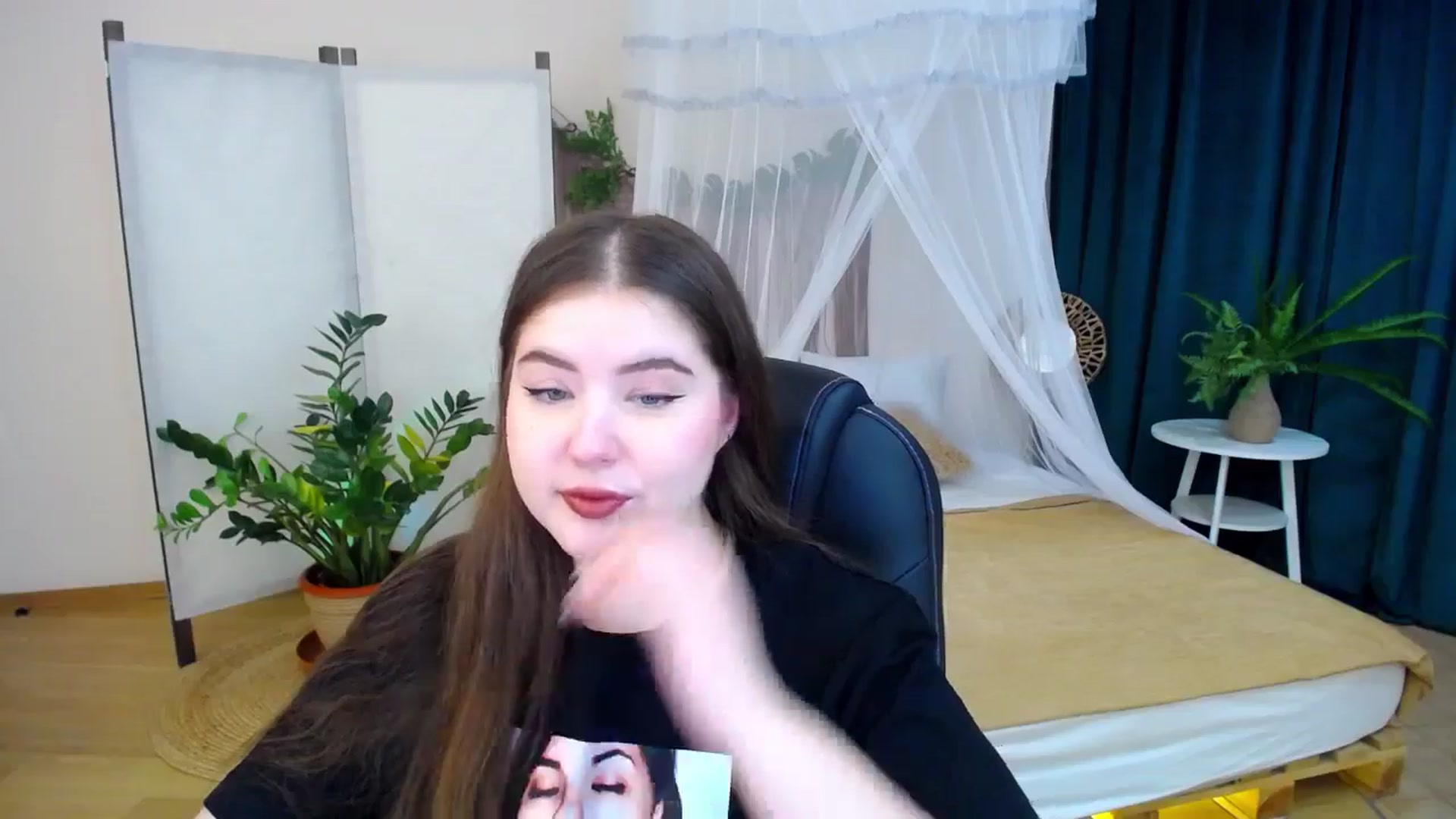Gallery image thumbnail from AdmireMyEyes's myfreecams stream on, 11/19/2024, 18:57 image 16 of 20