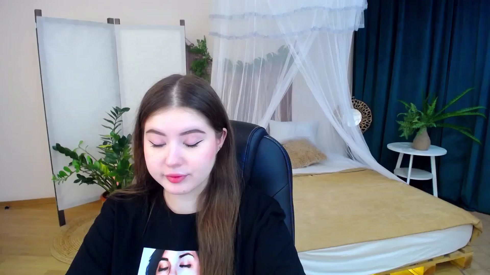 Gallery image thumbnail from AdmireMyEyes's myfreecams stream on, 11/19/2024, 18:57 image 1 of 20