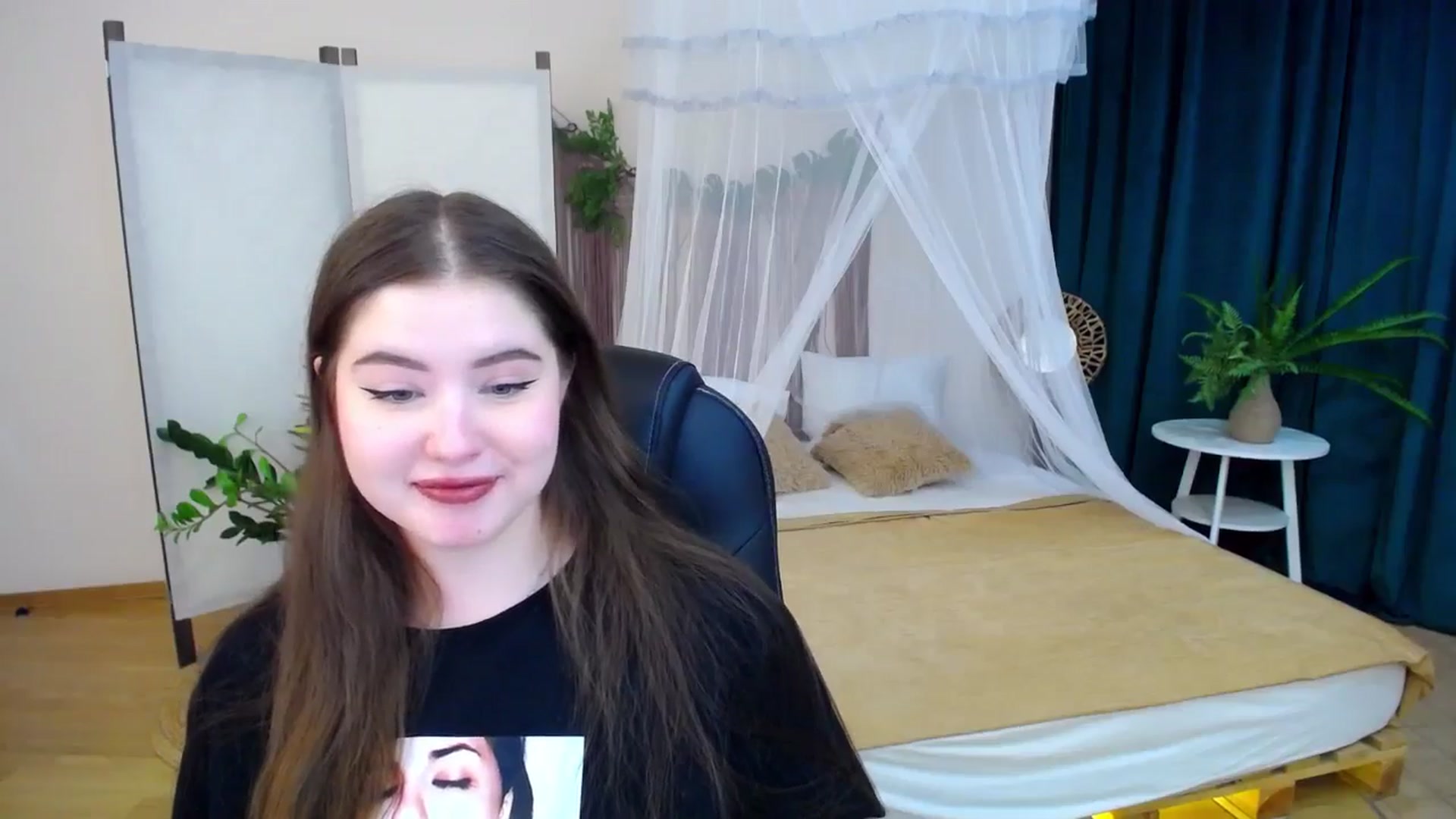 Gallery image thumbnail from AdmireMyEyes's myfreecams stream on, 11/19/2024, 18:57 image 18 of 20
