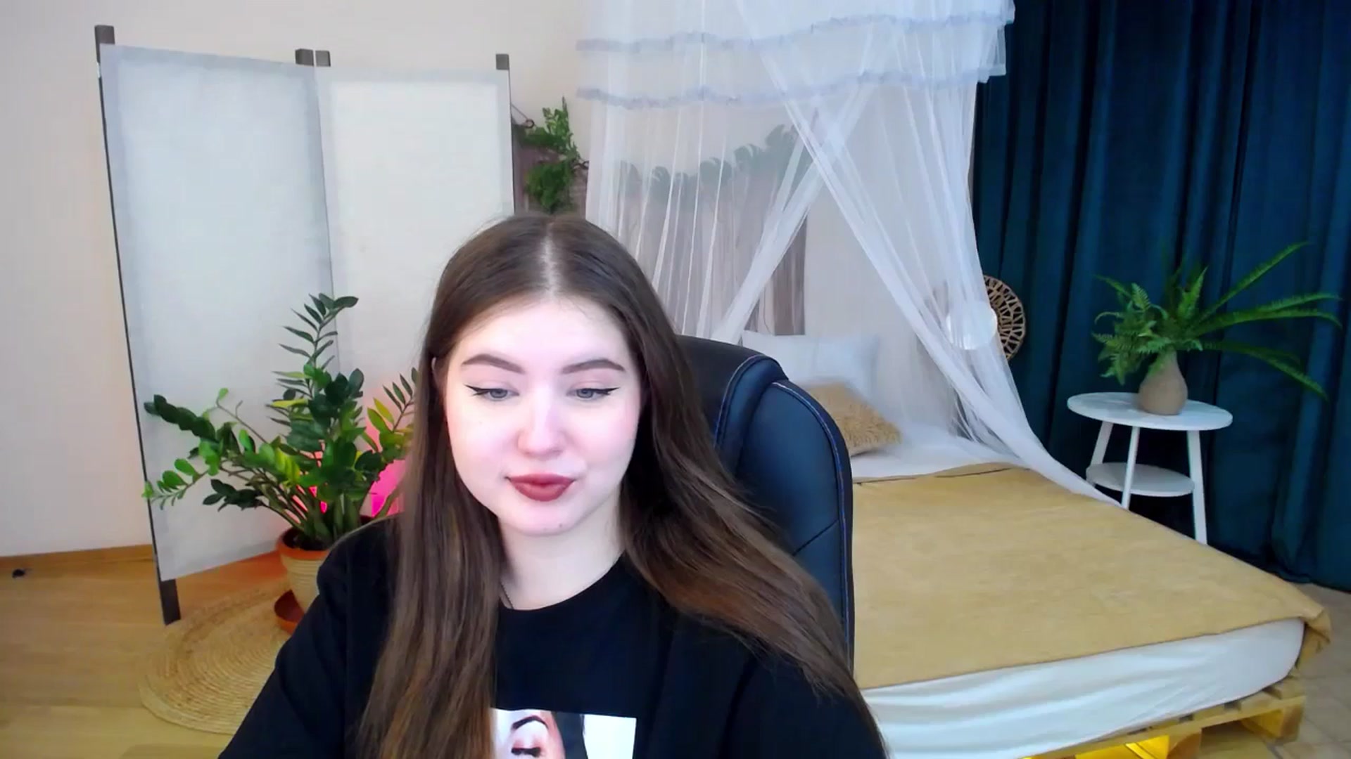 Gallery image thumbnail from AdmireMyEyes's myfreecams stream on, 11/19/2024, 18:57 image 10 of 20
