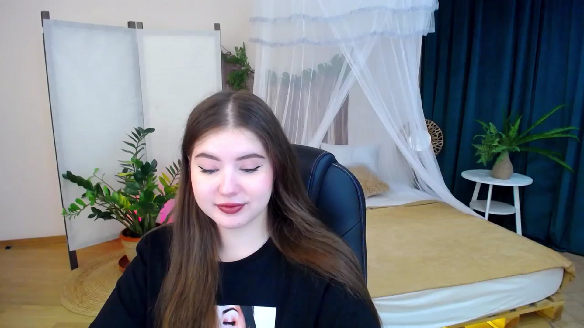 Gallery image thumbnail from AdmireMyEyes's myfreecams stream on, 11/19/2024, 18:57 image 12 of 20