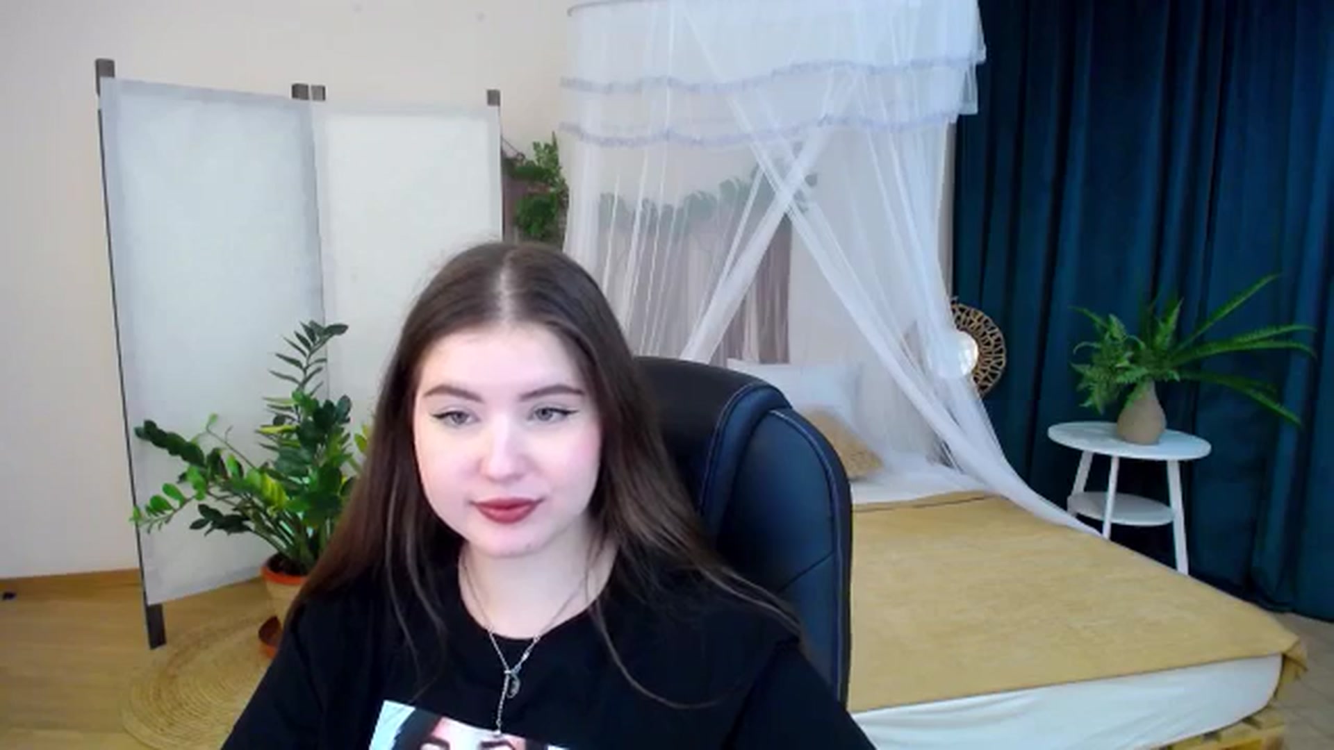 Gallery image thumbnail from AdmireMyEyes's myfreecams stream on, 11/19/2024, 21:25 image 15 of 20