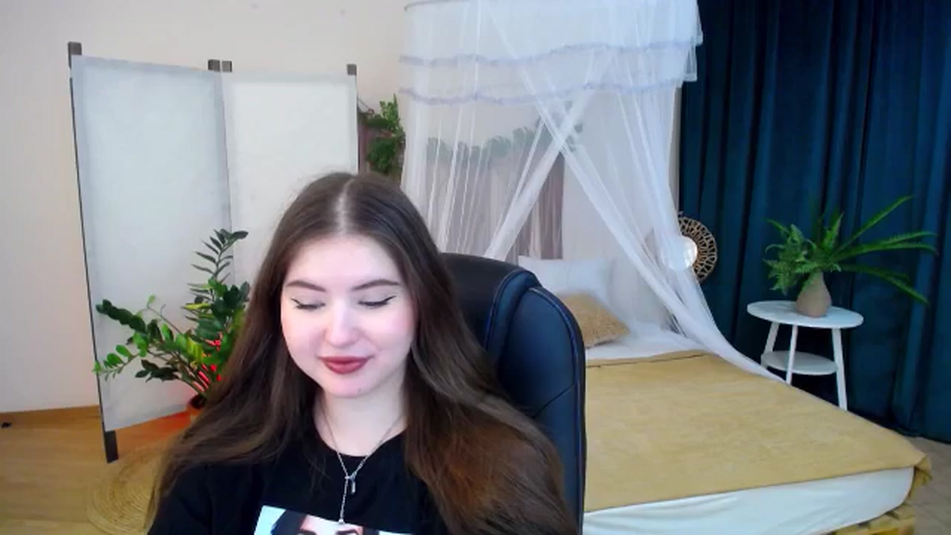 Gallery image thumbnail from AdmireMyEyes's myfreecams stream on, 11/19/2024, 21:25 image 16 of 20