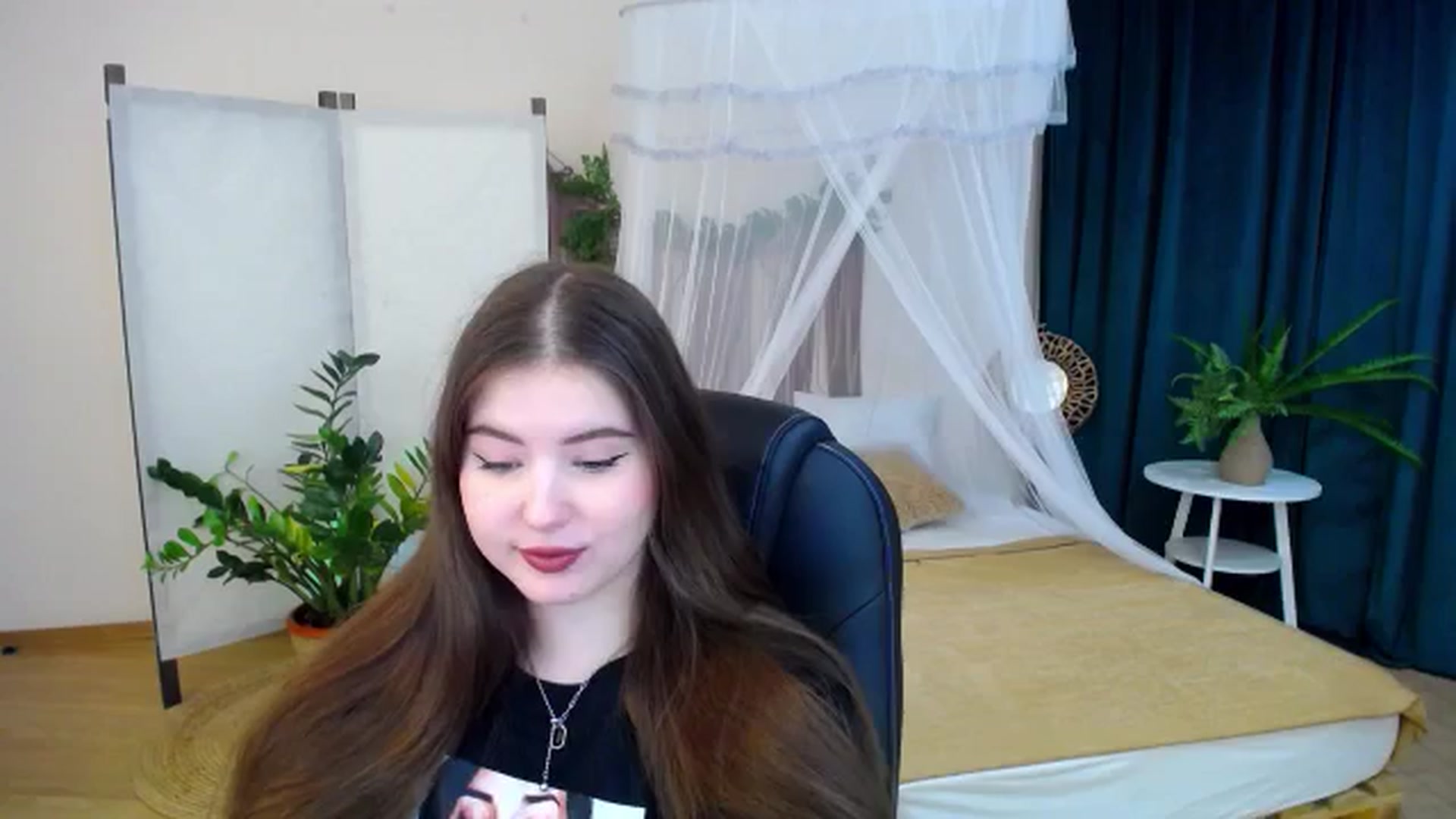 Gallery image thumbnail from AdmireMyEyes's myfreecams stream on, 11/19/2024, 21:25 image 17 of 20
