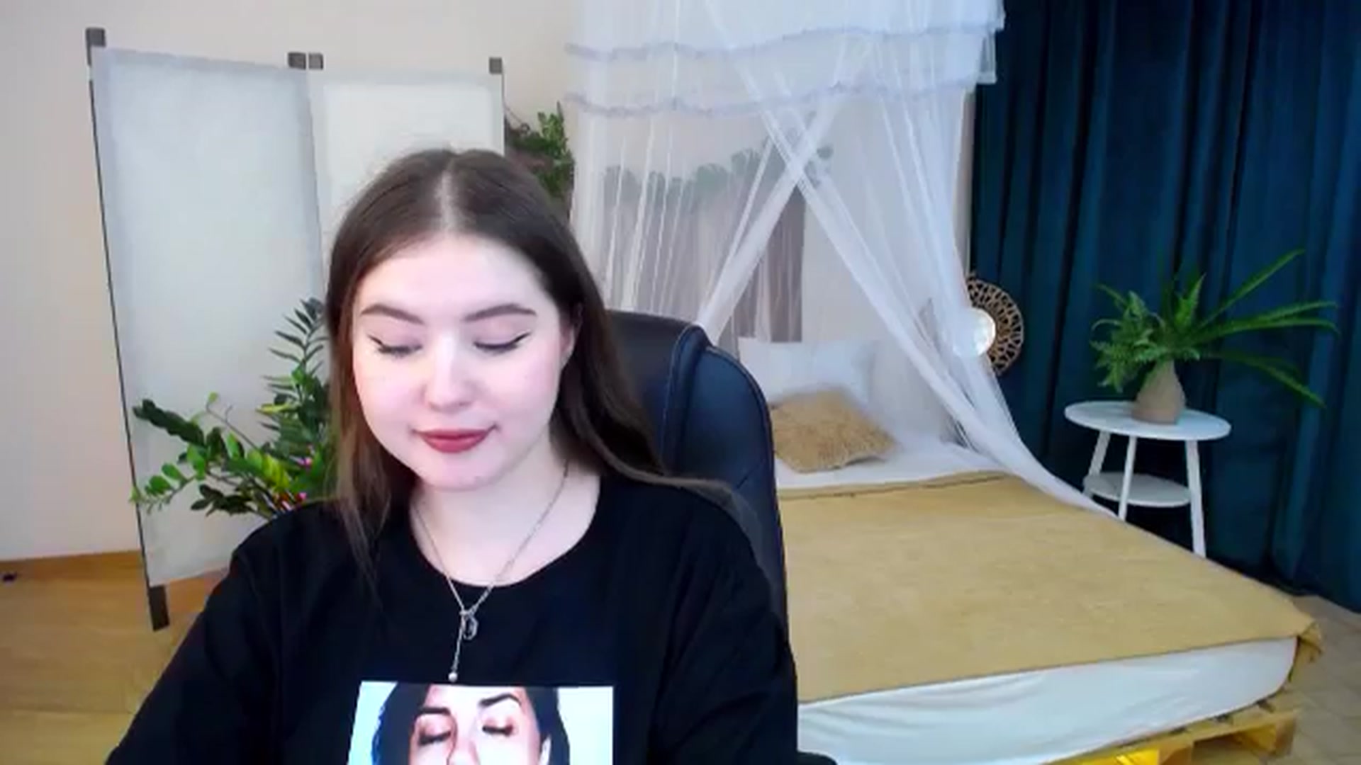 Gallery image thumbnail from AdmireMyEyes's myfreecams stream on, 11/19/2024, 21:25 image 20 of 20