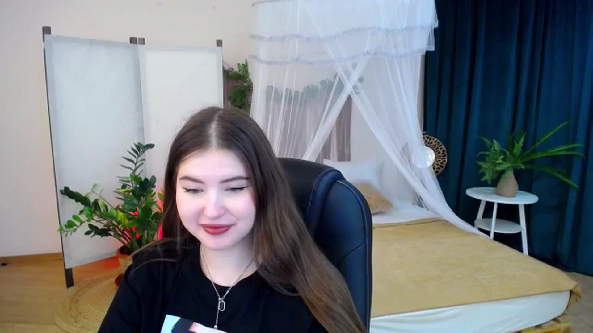 Gallery image thumbnail from AdmireMyEyes's myfreecams stream on, 11/19/2024, 21:25 image 13 of 20