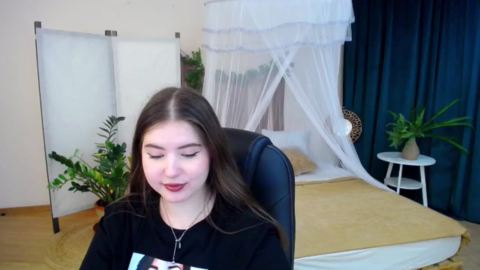 Gallery image thumbnail from AdmireMyEyes's myfreecams stream on, 11/19/2024, 21:25 image 14 of 20