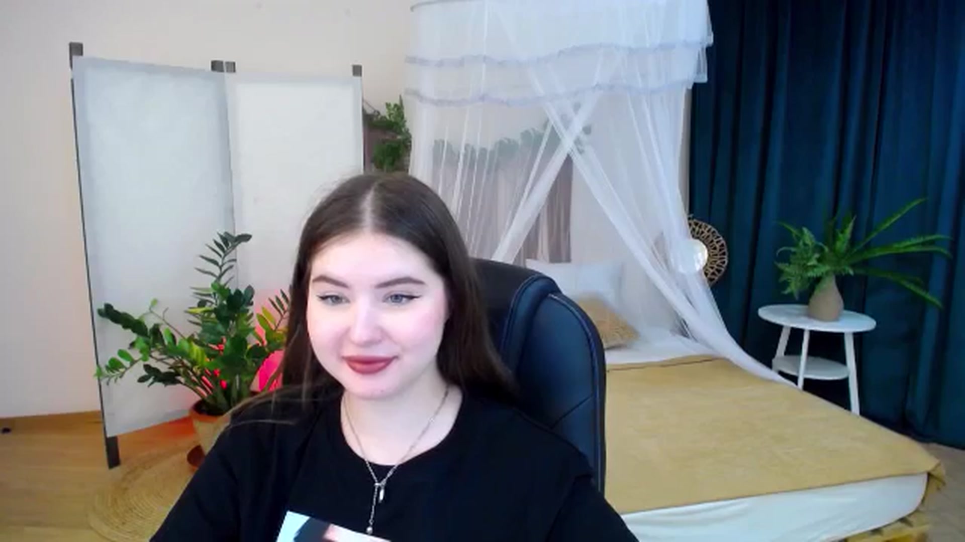 Gallery image thumbnail from AdmireMyEyes's myfreecams stream on, 11/19/2024, 21:25 image 12 of 20