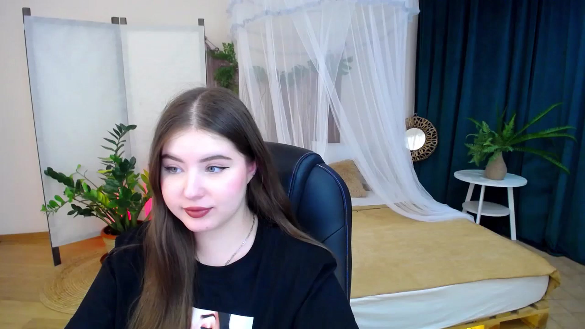Gallery image thumbnail from AdmireMyEyes's myfreecams stream on, 11/19/2024, 22:38 image 1 of 20
