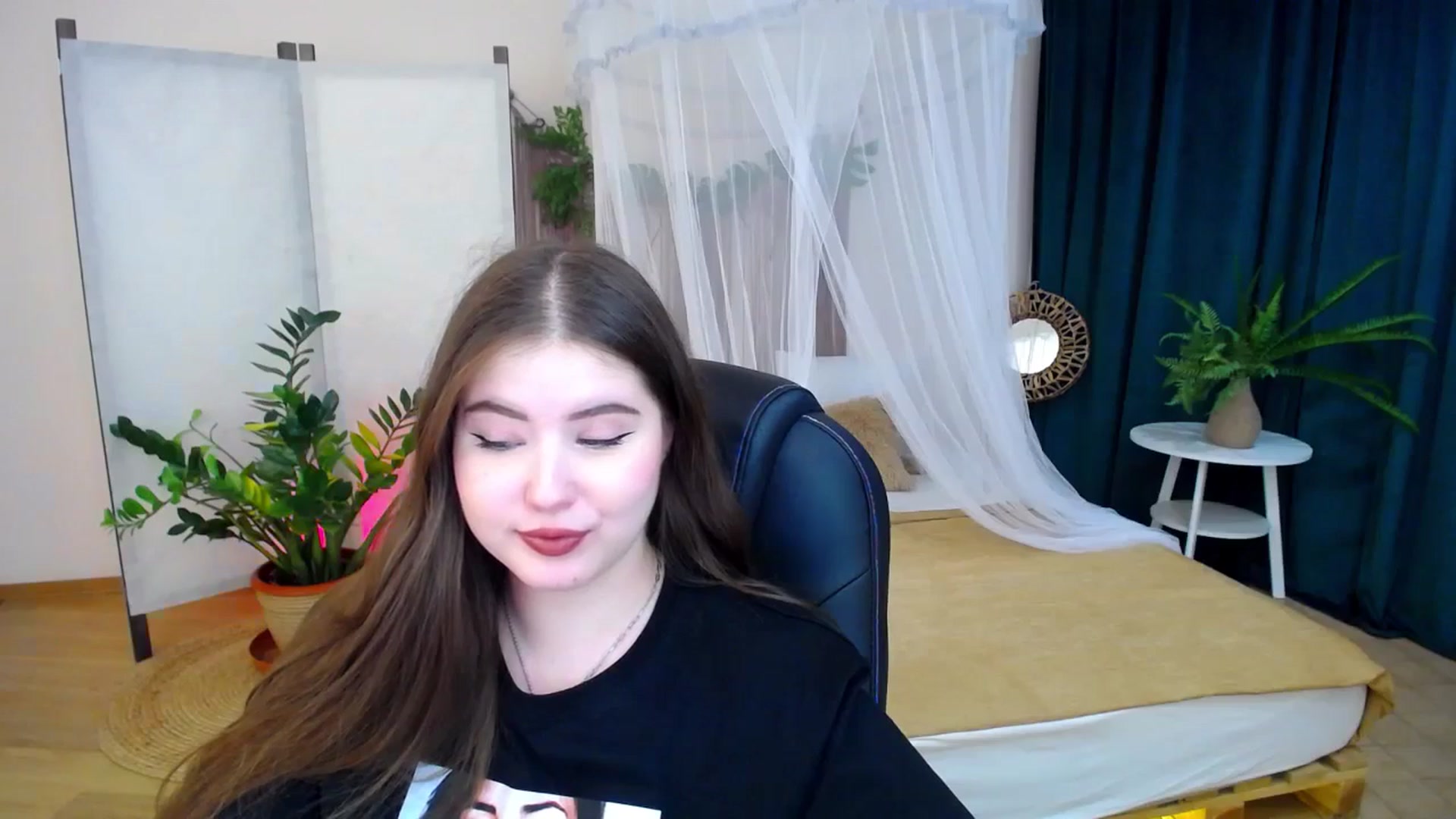 Gallery image thumbnail from AdmireMyEyes's myfreecams stream on, 11/19/2024, 22:38 image 17 of 20