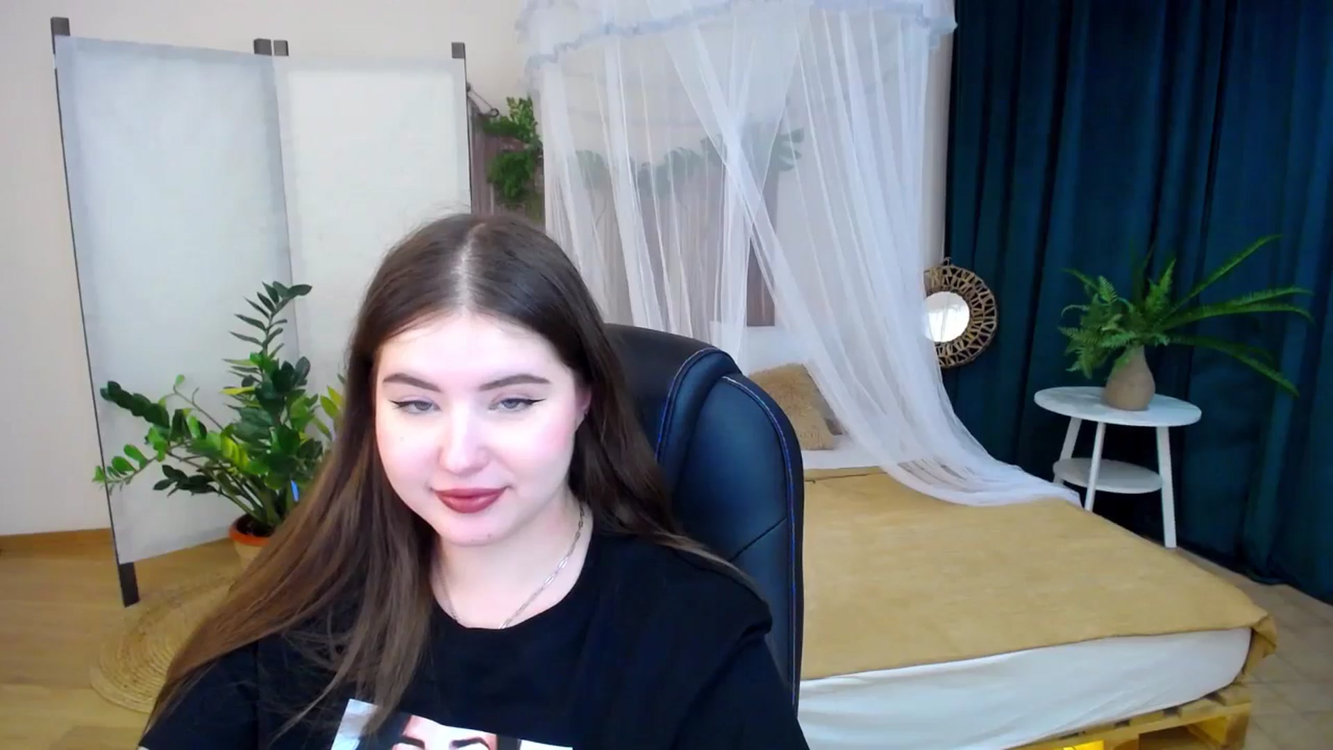 Gallery image thumbnail from AdmireMyEyes's myfreecams stream on, 11/19/2024, 22:38 image 10 of 20