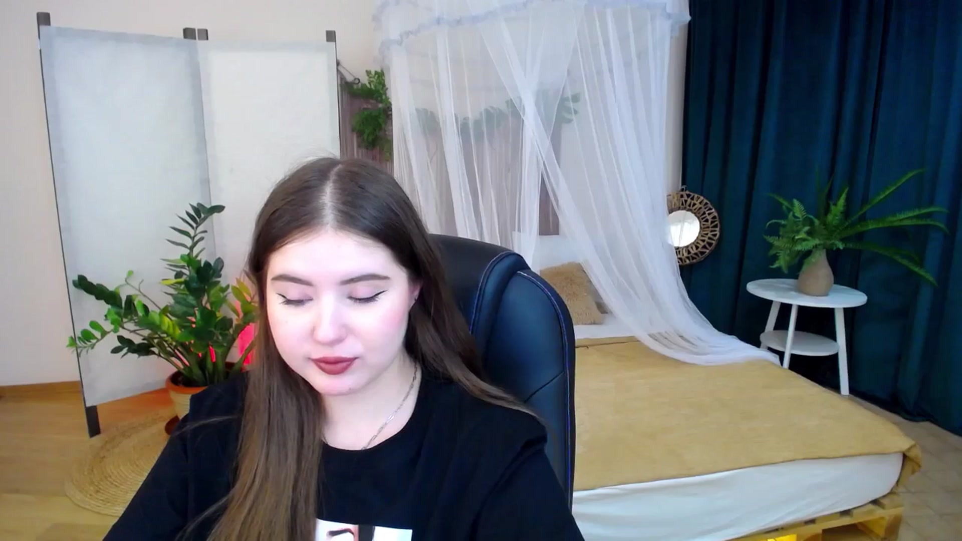 Gallery image thumbnail from AdmireMyEyes's myfreecams stream on, 11/19/2024, 22:38 image 4 of 20
