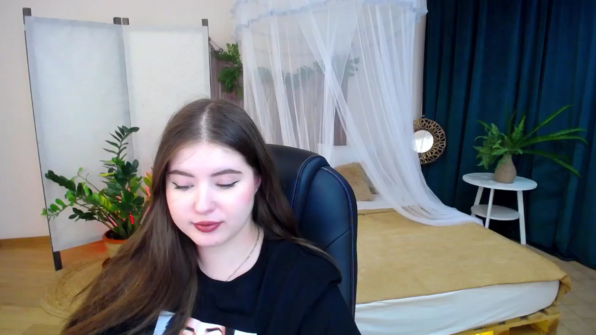 Gallery image thumbnail from AdmireMyEyes's myfreecams stream on, 11/19/2024, 22:38 image 14 of 20