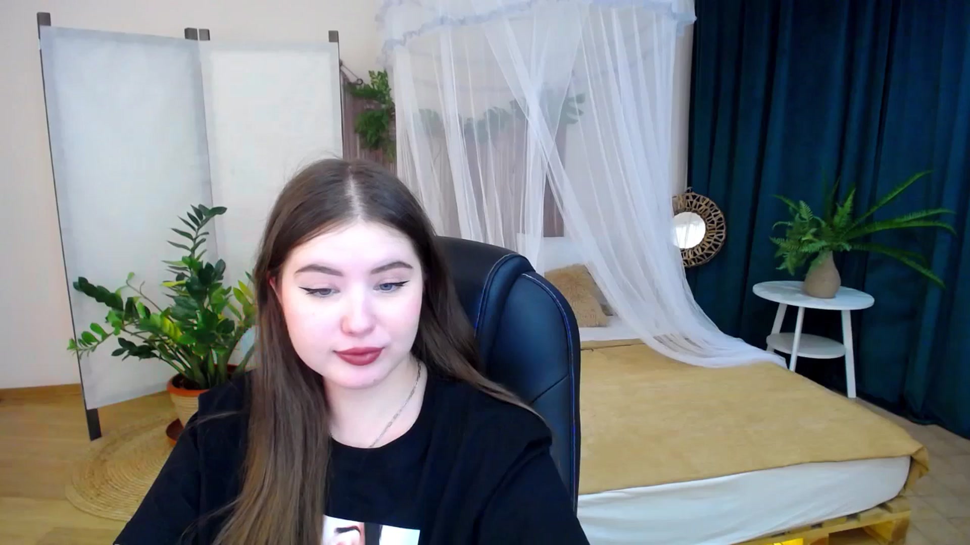 Gallery image thumbnail from AdmireMyEyes's myfreecams stream on, 11/19/2024, 22:38 image 5 of 20