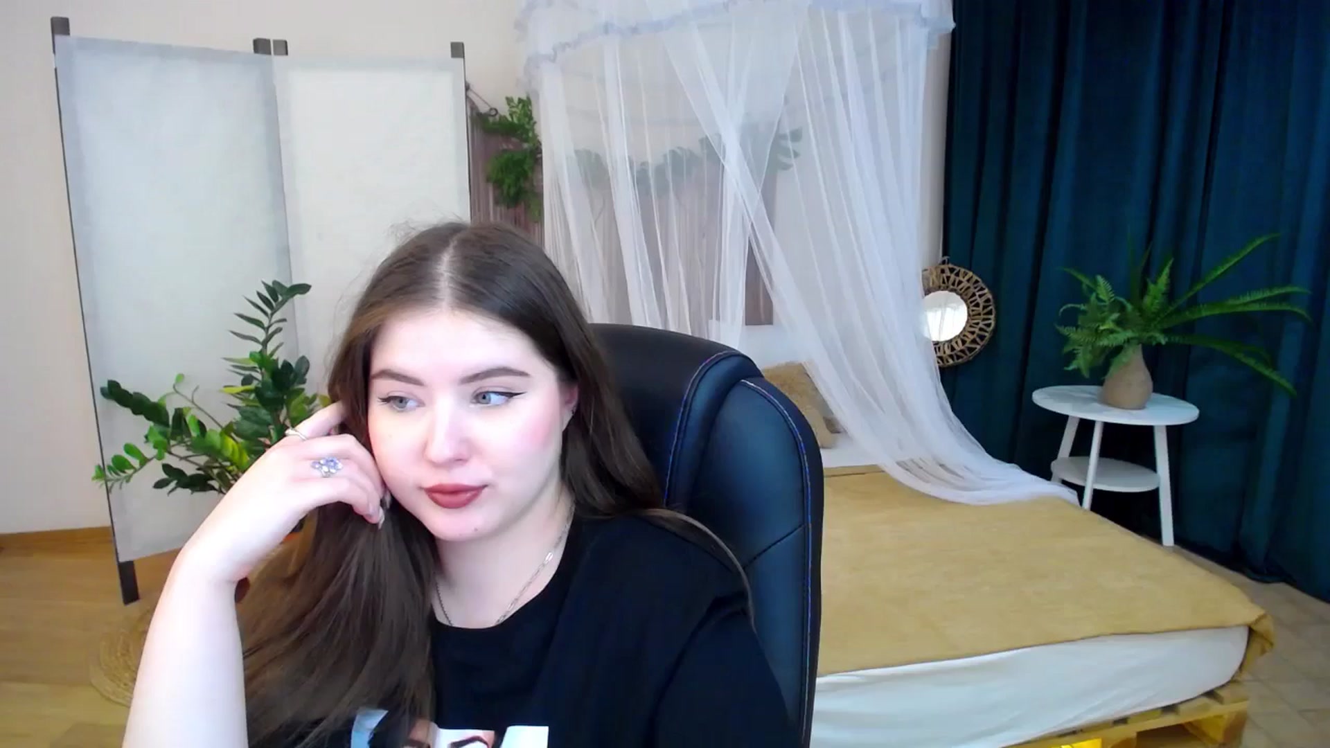 Gallery image thumbnail from AdmireMyEyes's myfreecams stream on, 11/19/2024, 22:38 image 15 of 20
