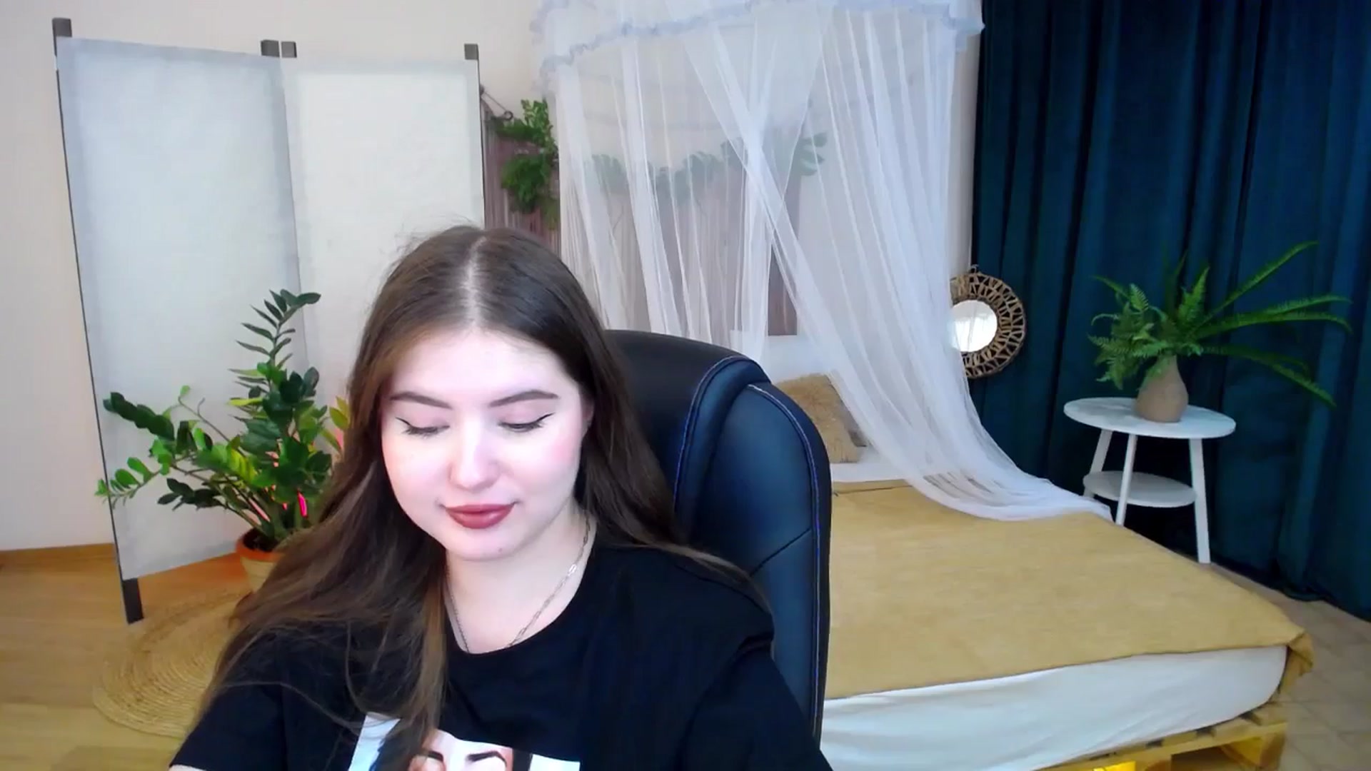 Gallery image thumbnail from AdmireMyEyes's myfreecams stream on, 11/19/2024, 22:38 image 18 of 20