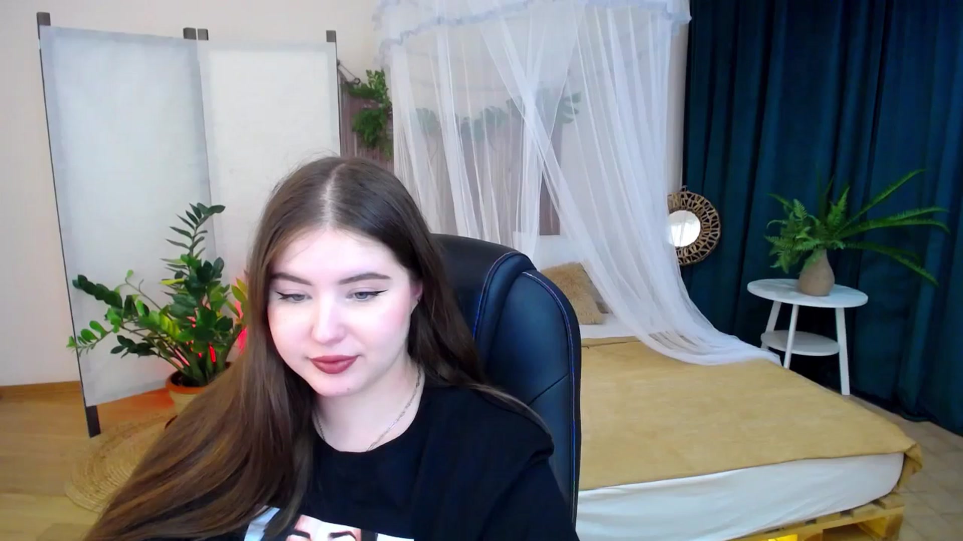 Gallery image thumbnail from AdmireMyEyes's myfreecams stream on, 11/19/2024, 22:38 image 11 of 20