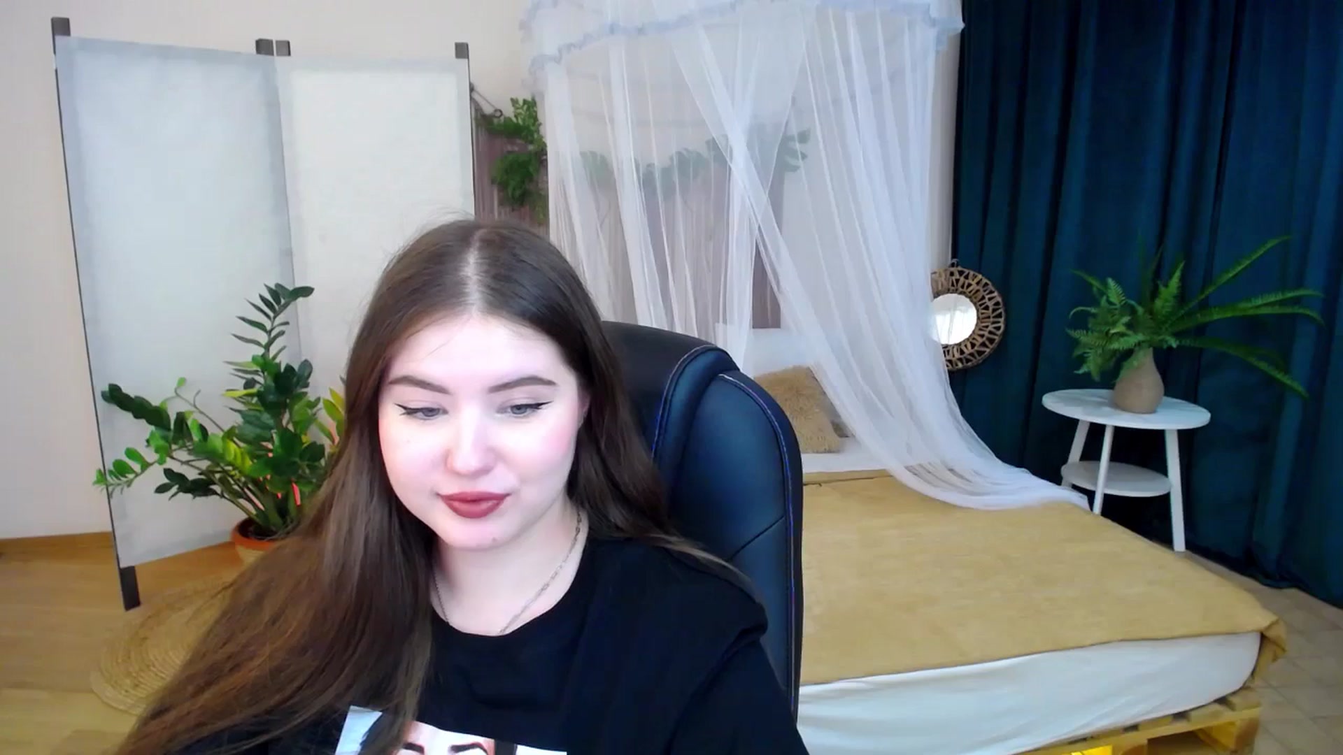 Gallery image thumbnail from AdmireMyEyes's myfreecams stream on, 11/19/2024, 22:38 image 13 of 20