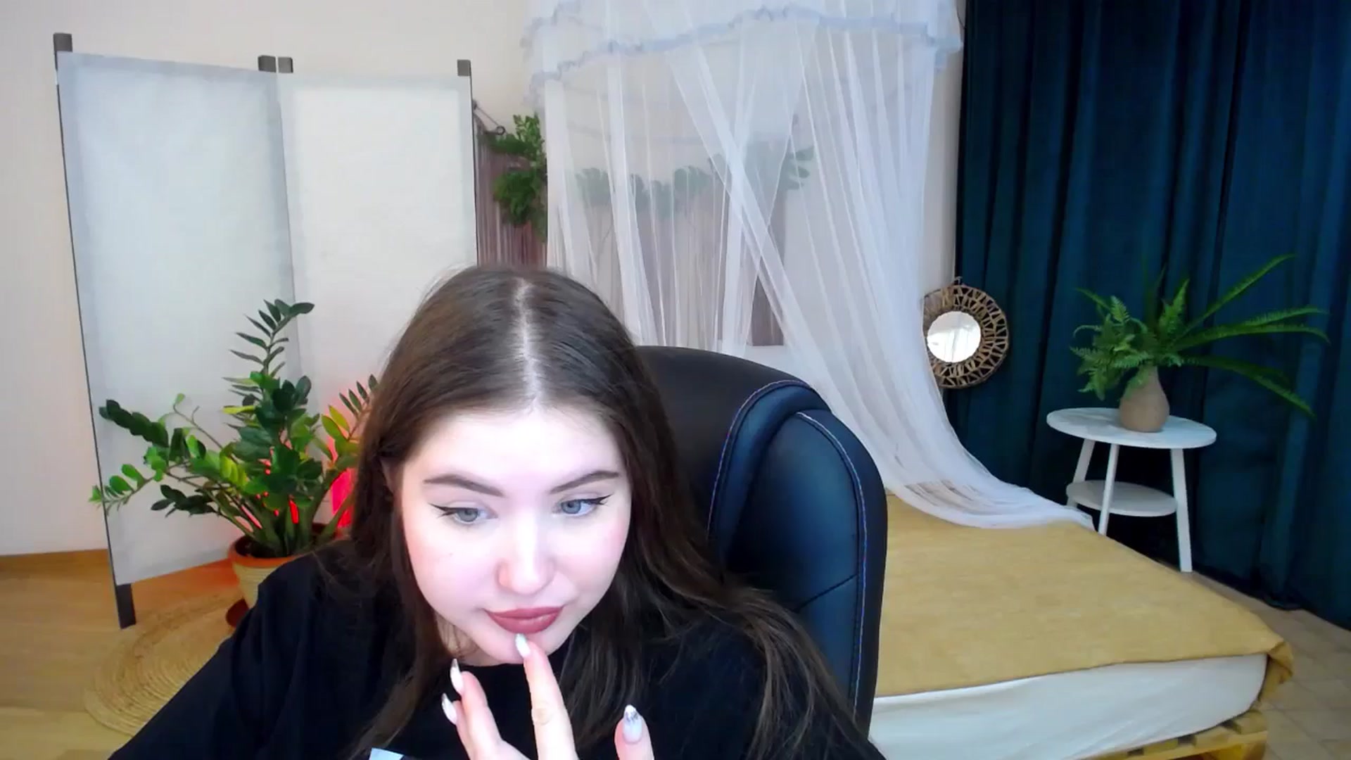 Gallery image thumbnail from AdmireMyEyes's myfreecams stream on, 11/19/2024, 23:31 image 6 of 20