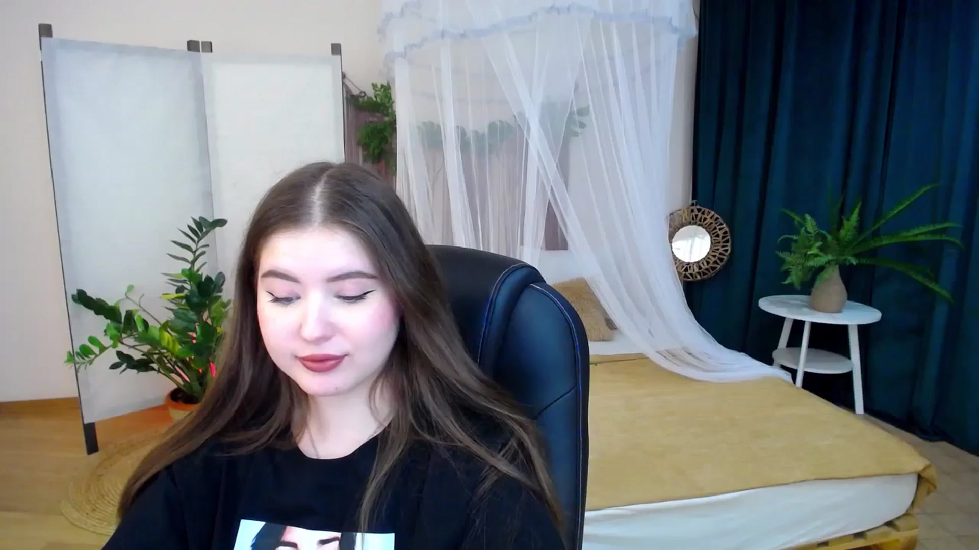 Gallery image thumbnail from AdmireMyEyes's myfreecams stream on, 11/19/2024, 23:31 image 15 of 20