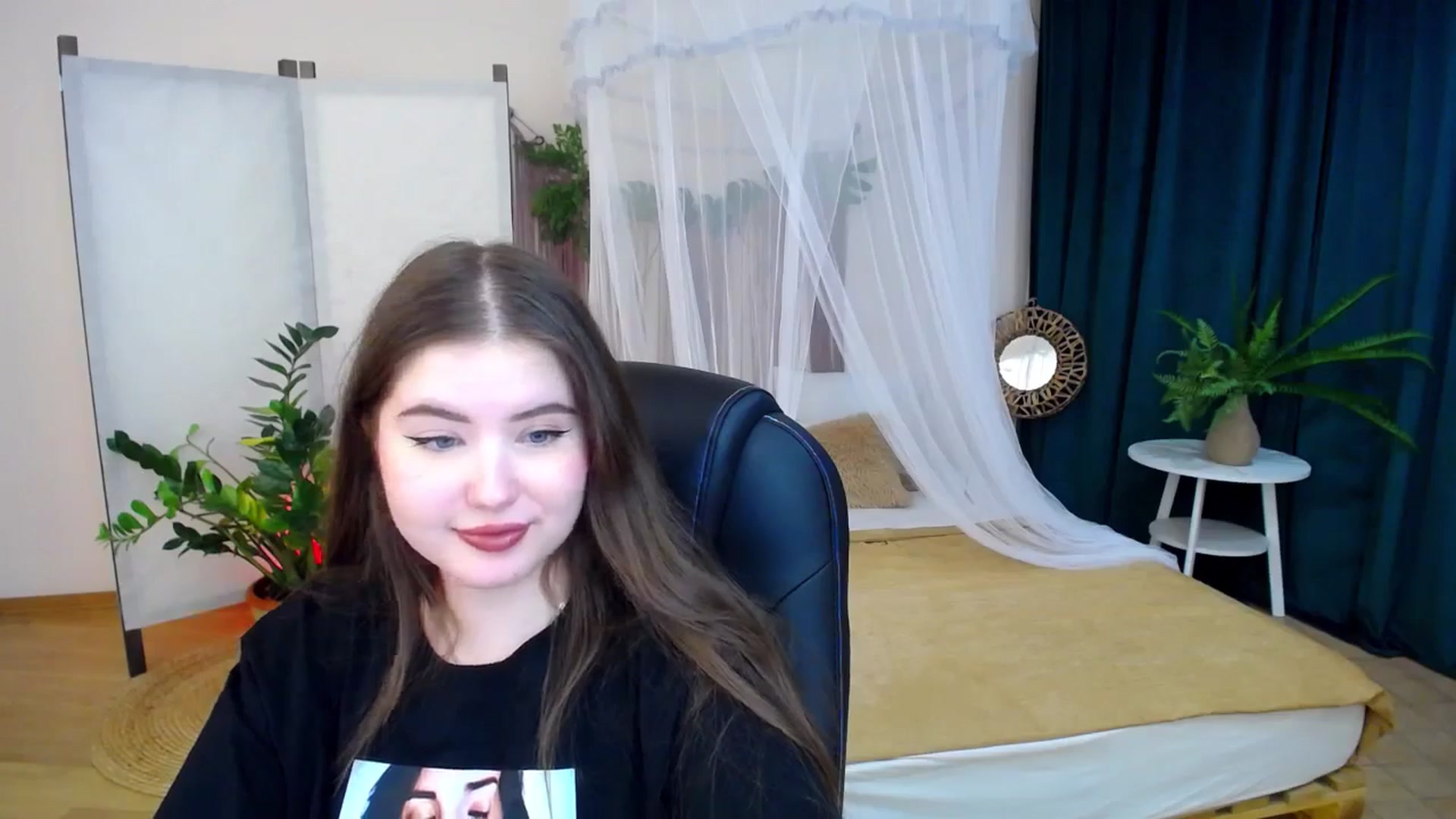 Gallery image thumbnail from AdmireMyEyes's myfreecams stream on, 11/19/2024, 23:31 image 8 of 20