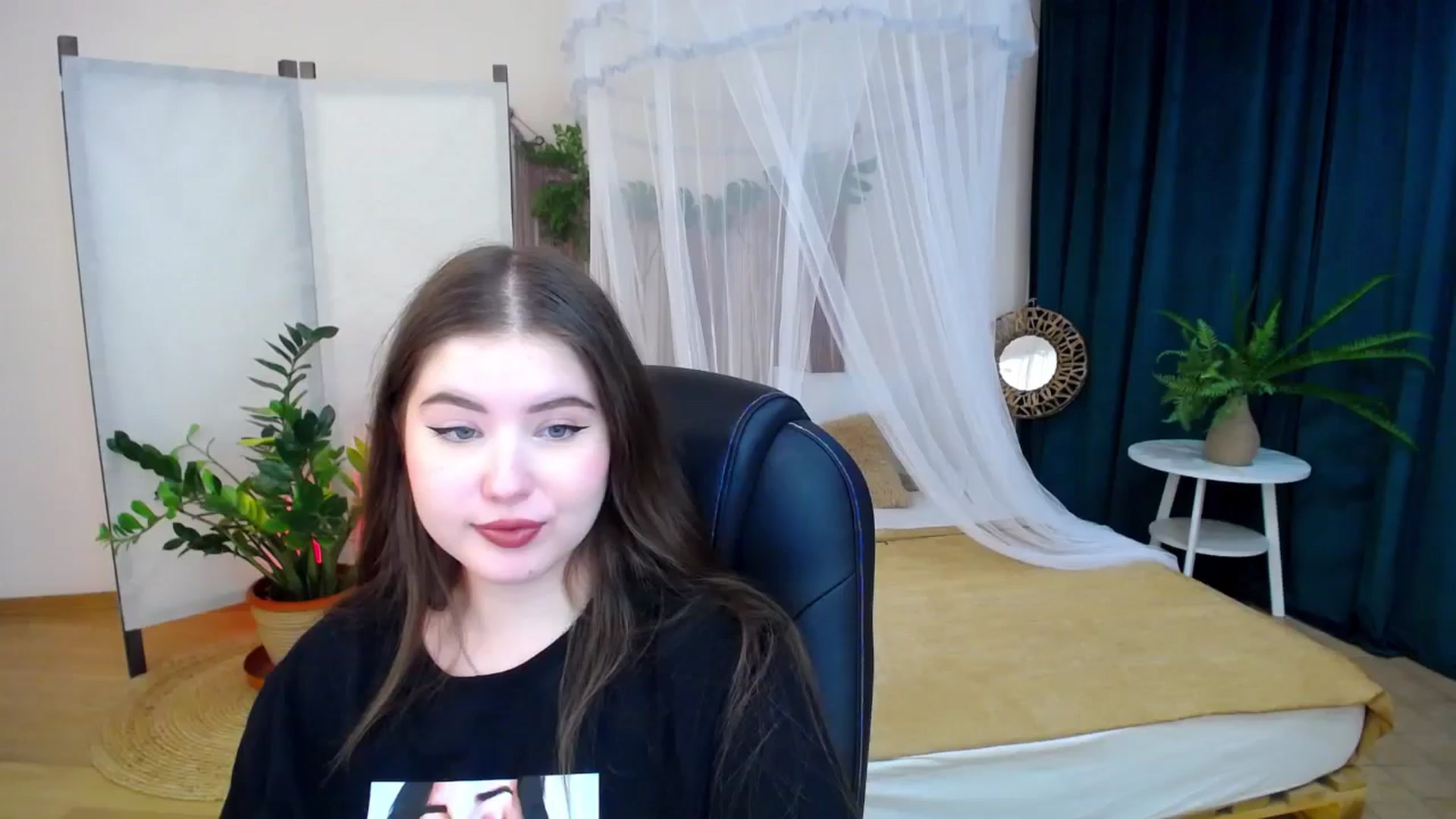 Gallery image thumbnail from AdmireMyEyes's myfreecams stream on, 11/19/2024, 23:31 image 7 of 20