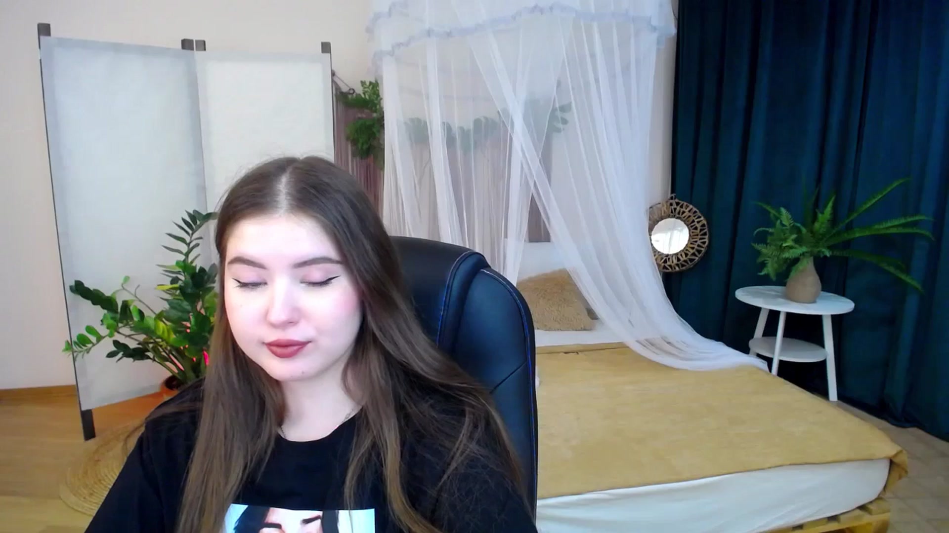 Gallery image thumbnail from AdmireMyEyes's myfreecams stream on, 11/19/2024, 23:31 image 11 of 20