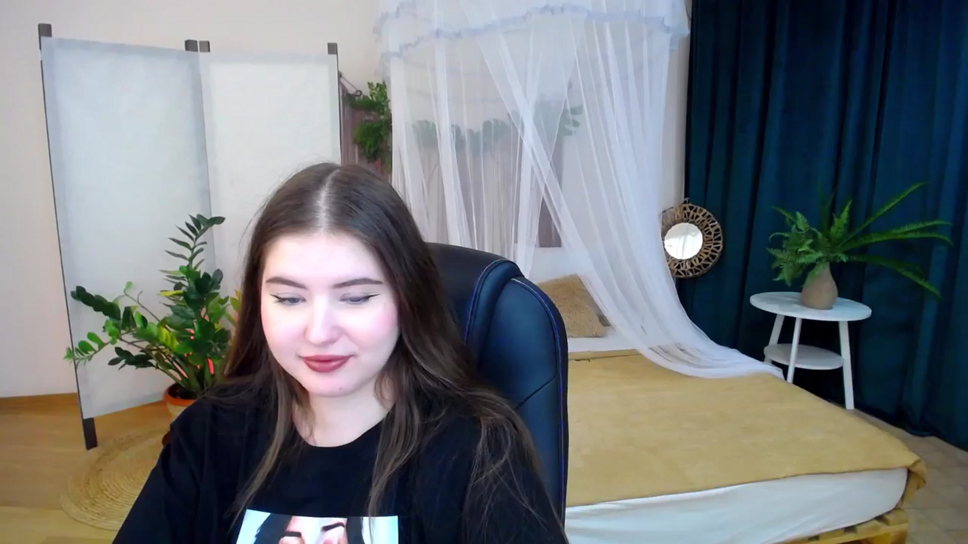 Gallery image thumbnail from AdmireMyEyes's myfreecams stream on, 11/19/2024, 23:31 image 5 of 20