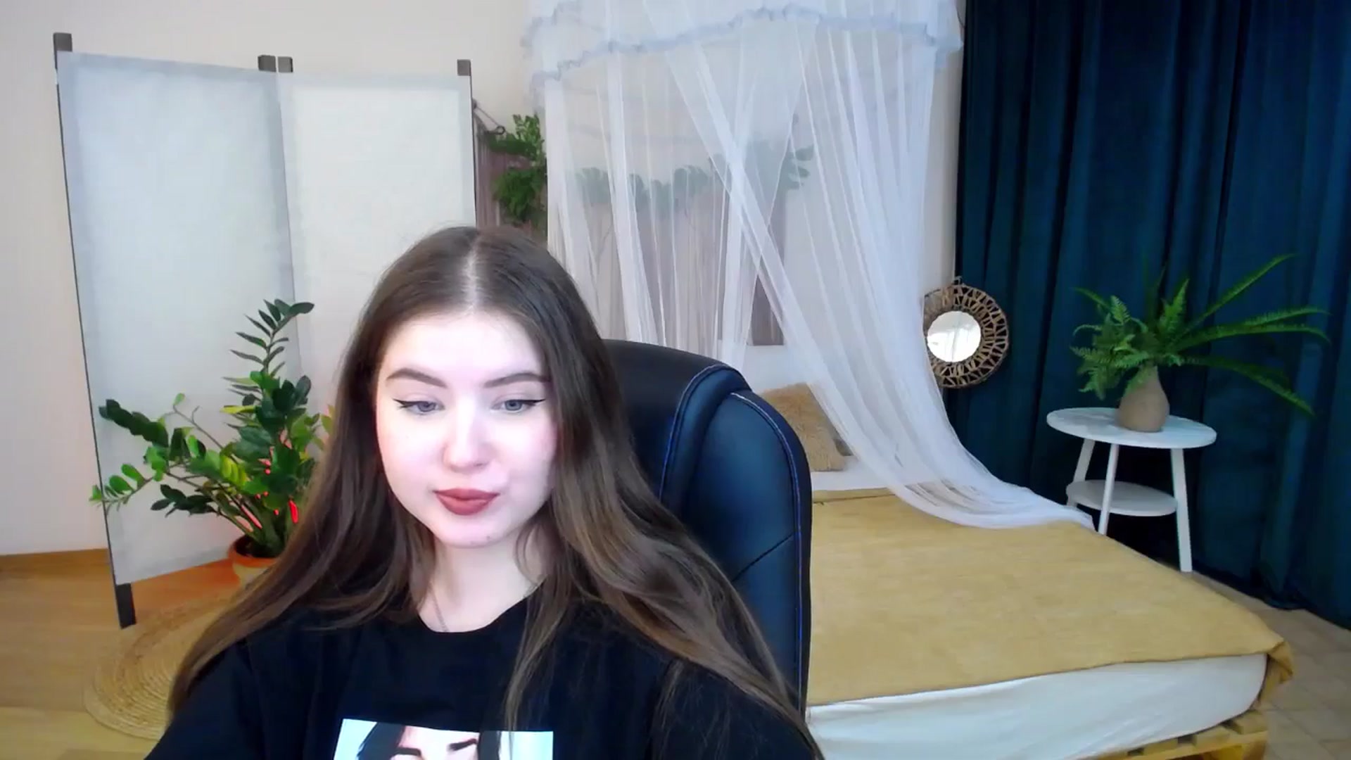 Gallery image thumbnail from AdmireMyEyes's myfreecams stream on, 11/19/2024, 23:31 image 14 of 20