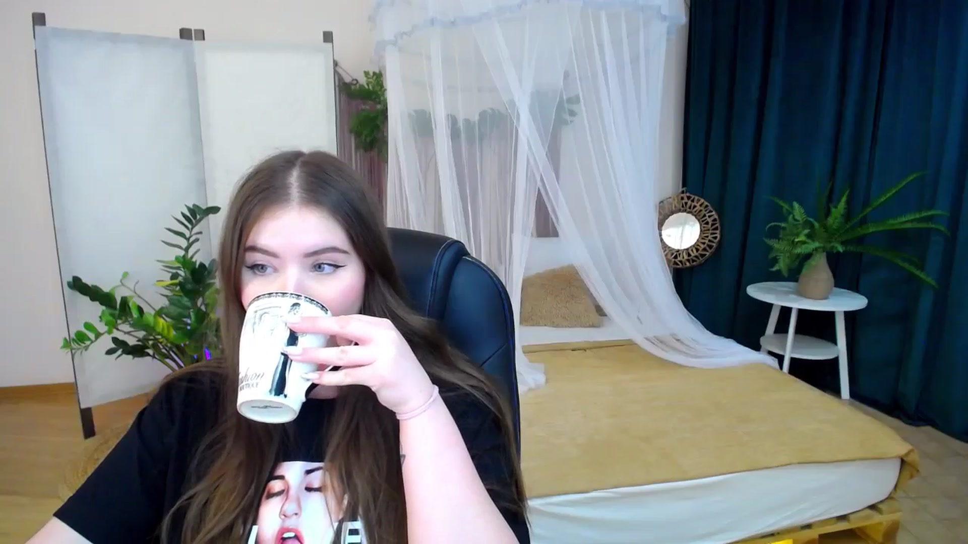 Gallery image thumbnail from AdmireMyEyes's myfreecams stream on, 11/19/2024, 23:46 image 15 of 20