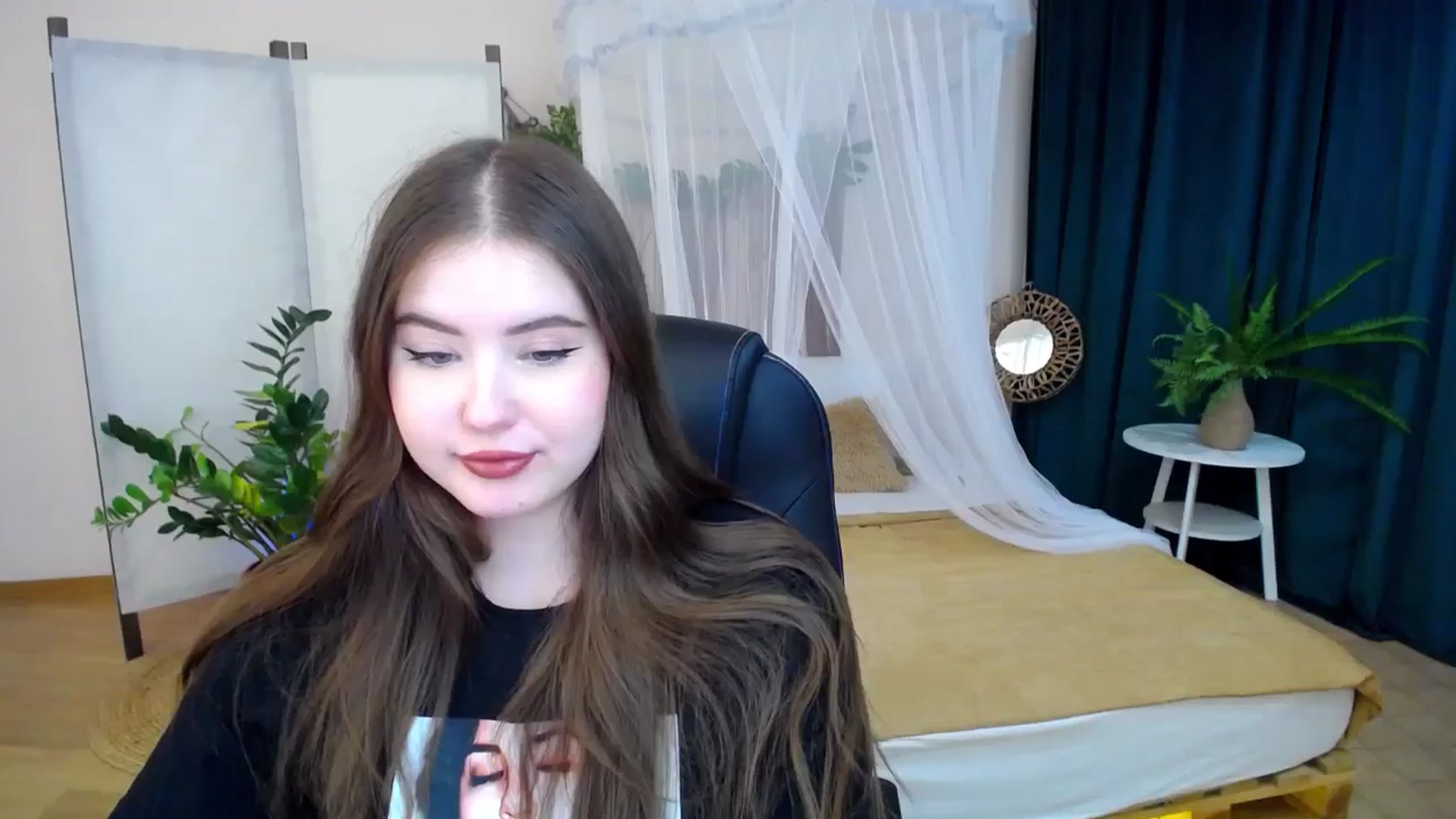 Gallery image thumbnail from AdmireMyEyes's myfreecams stream on, 11/19/2024, 23:46 image 13 of 20