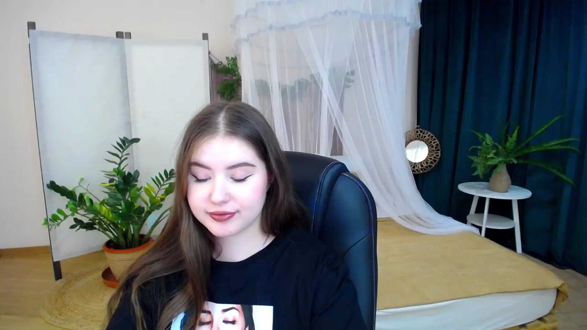 Gallery image thumbnail from AdmireMyEyes's myfreecams stream on, 11/20/2024, 24:51 image 4 of 20