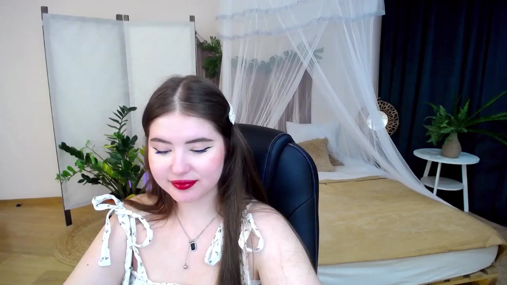 Gallery image thumbnail from AdmireMyEyes's myfreecams stream on, 11/22/2024, 07:31 image 12 of 20