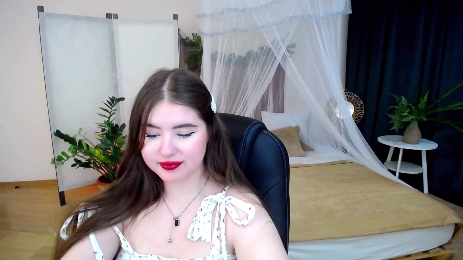 Gallery image thumbnail from AdmireMyEyes's myfreecams stream on, 11/22/2024, 07:31 image 16 of 20