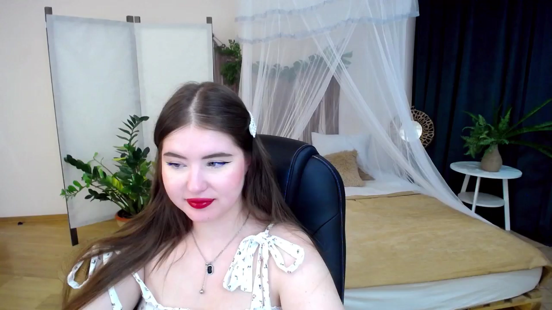 Gallery image thumbnail from AdmireMyEyes's myfreecams stream on, 11/22/2024, 07:31 image 17 of 20