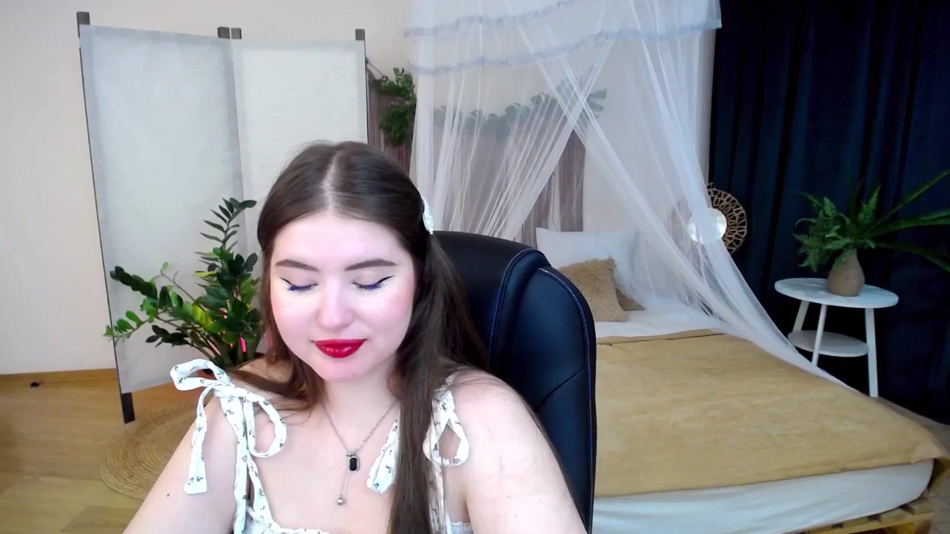 Gallery image thumbnail from AdmireMyEyes's myfreecams stream on, 11/22/2024, 07:31 image 13 of 20