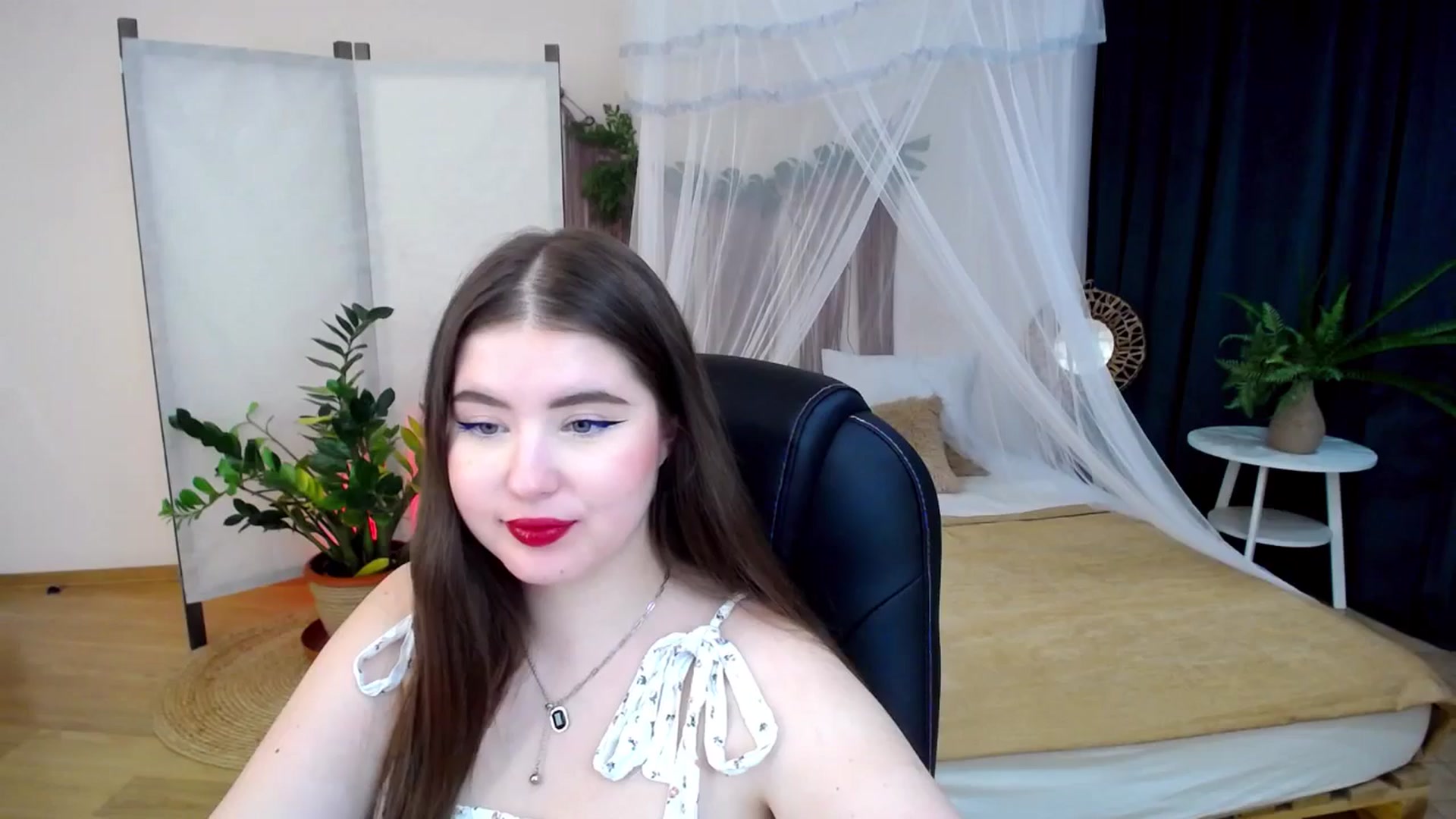 Gallery image thumbnail from AdmireMyEyes's myfreecams stream on, 11/22/2024, 08:44 image 4 of 20
