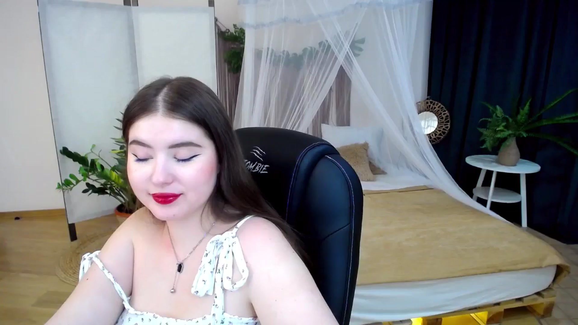 Gallery image thumbnail from AdmireMyEyes's myfreecams stream on, 11/22/2024, 08:44 image 15 of 20