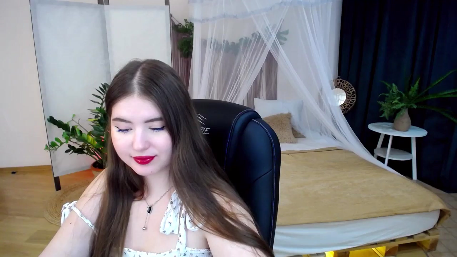 Gallery image thumbnail from AdmireMyEyes's myfreecams stream on, 11/22/2024, 08:44 image 17 of 20