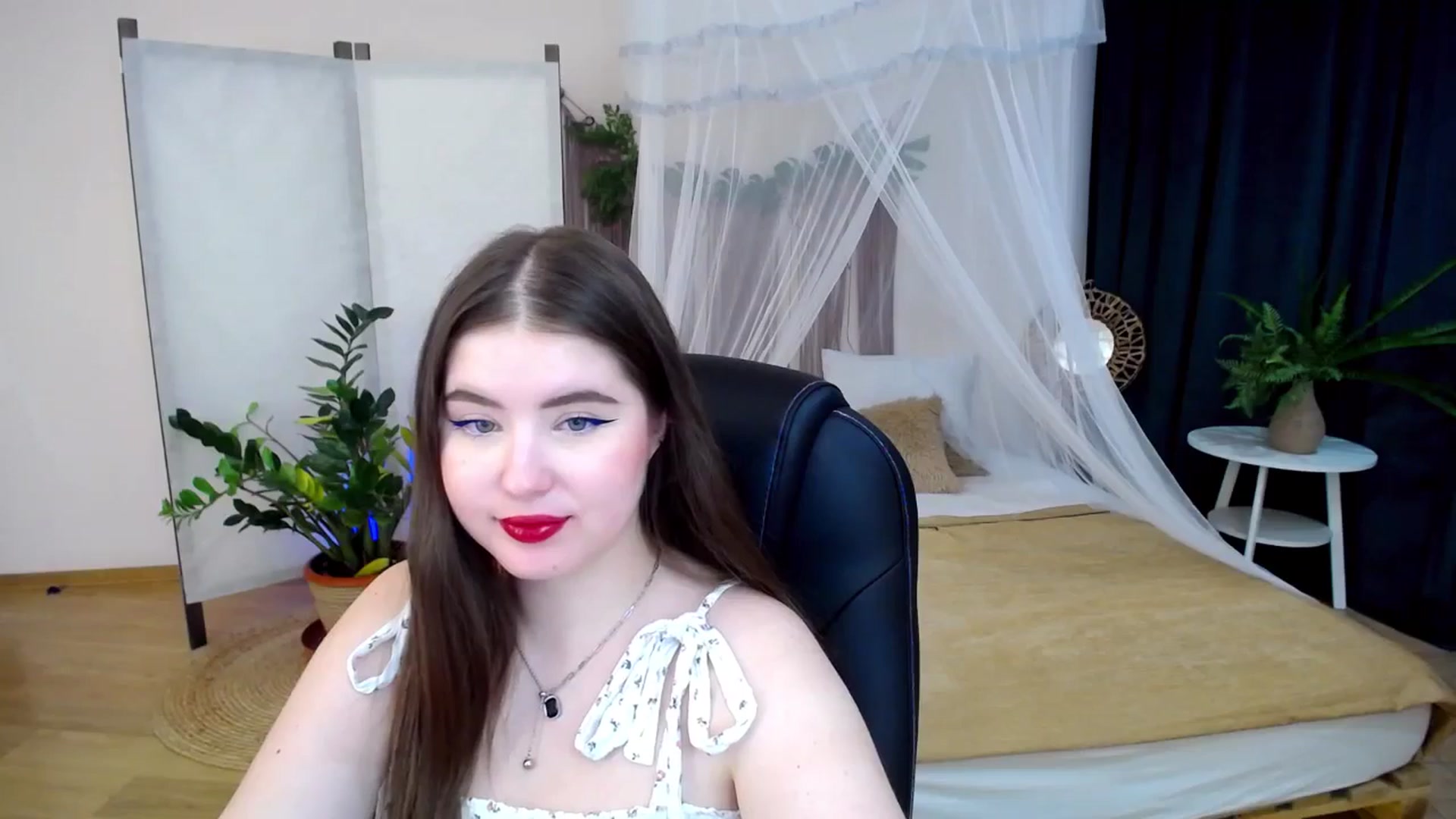 Gallery image thumbnail from AdmireMyEyes's myfreecams stream on, 11/22/2024, 08:44 image 3 of 20