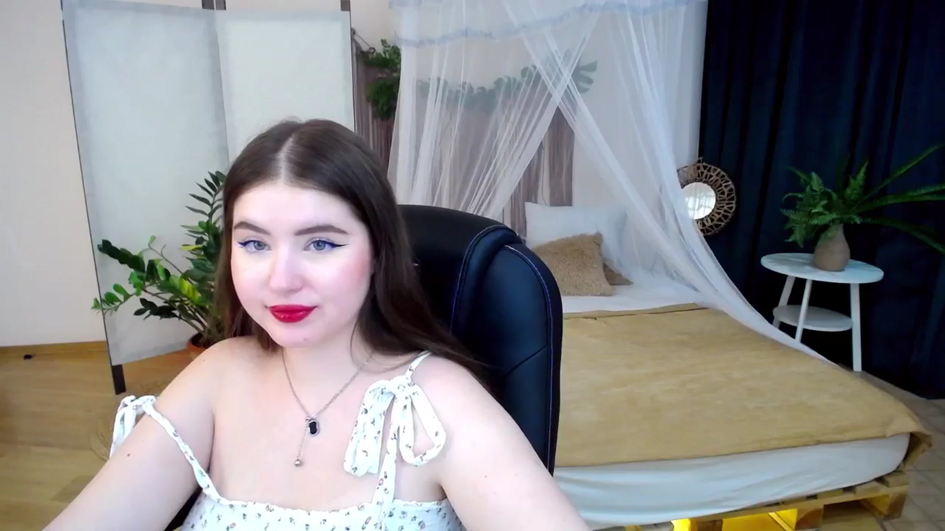 Gallery image thumbnail from AdmireMyEyes's myfreecams stream on, 11/22/2024, 08:44 image 14 of 20