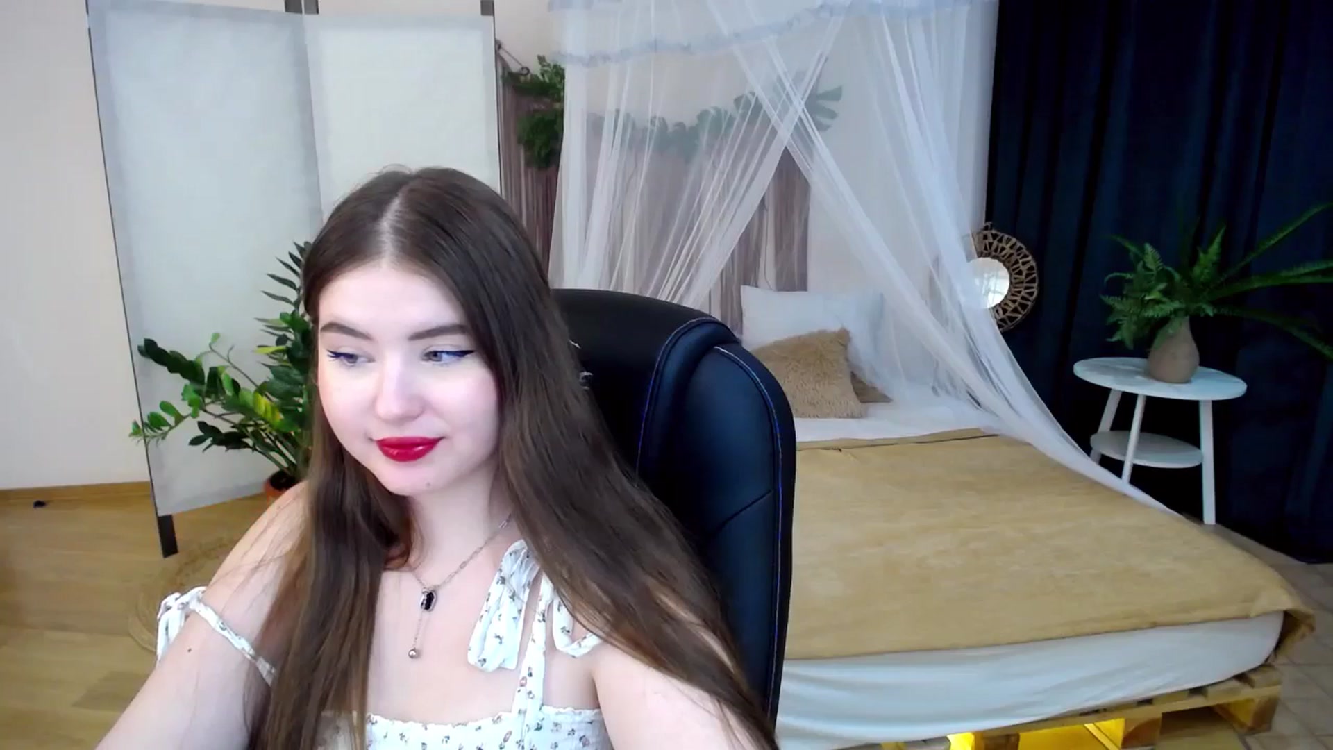 Gallery image thumbnail from AdmireMyEyes's myfreecams stream on, 11/22/2024, 08:44 image 16 of 20