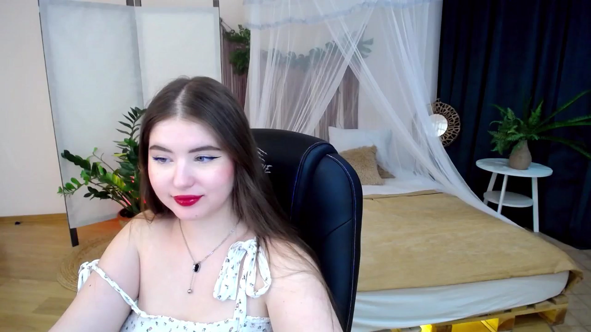 Gallery image thumbnail from AdmireMyEyes's myfreecams stream on, 11/22/2024, 08:44 image 19 of 20