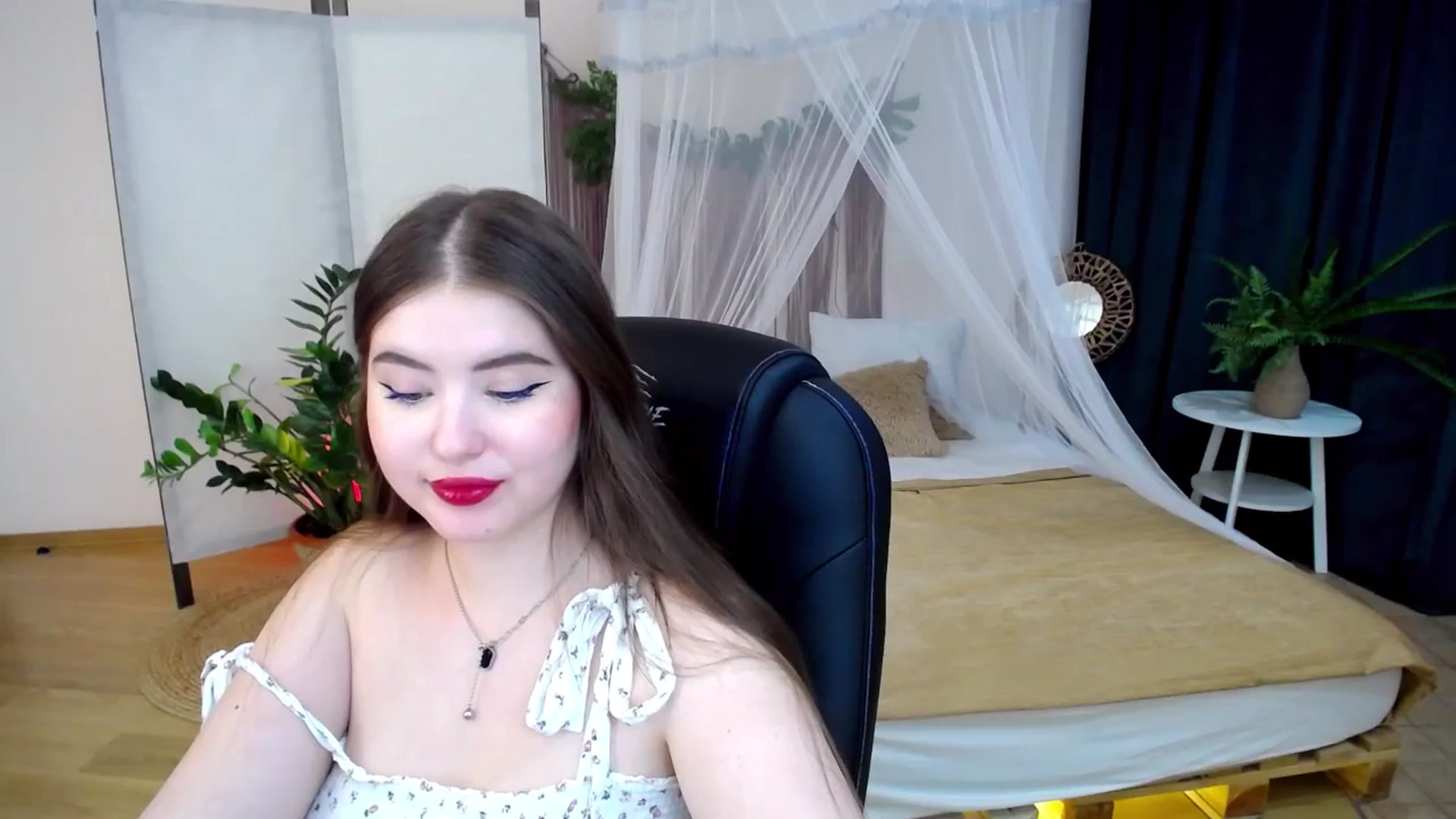 Gallery image thumbnail from AdmireMyEyes's myfreecams stream on, 11/22/2024, 08:44 image 18 of 20
