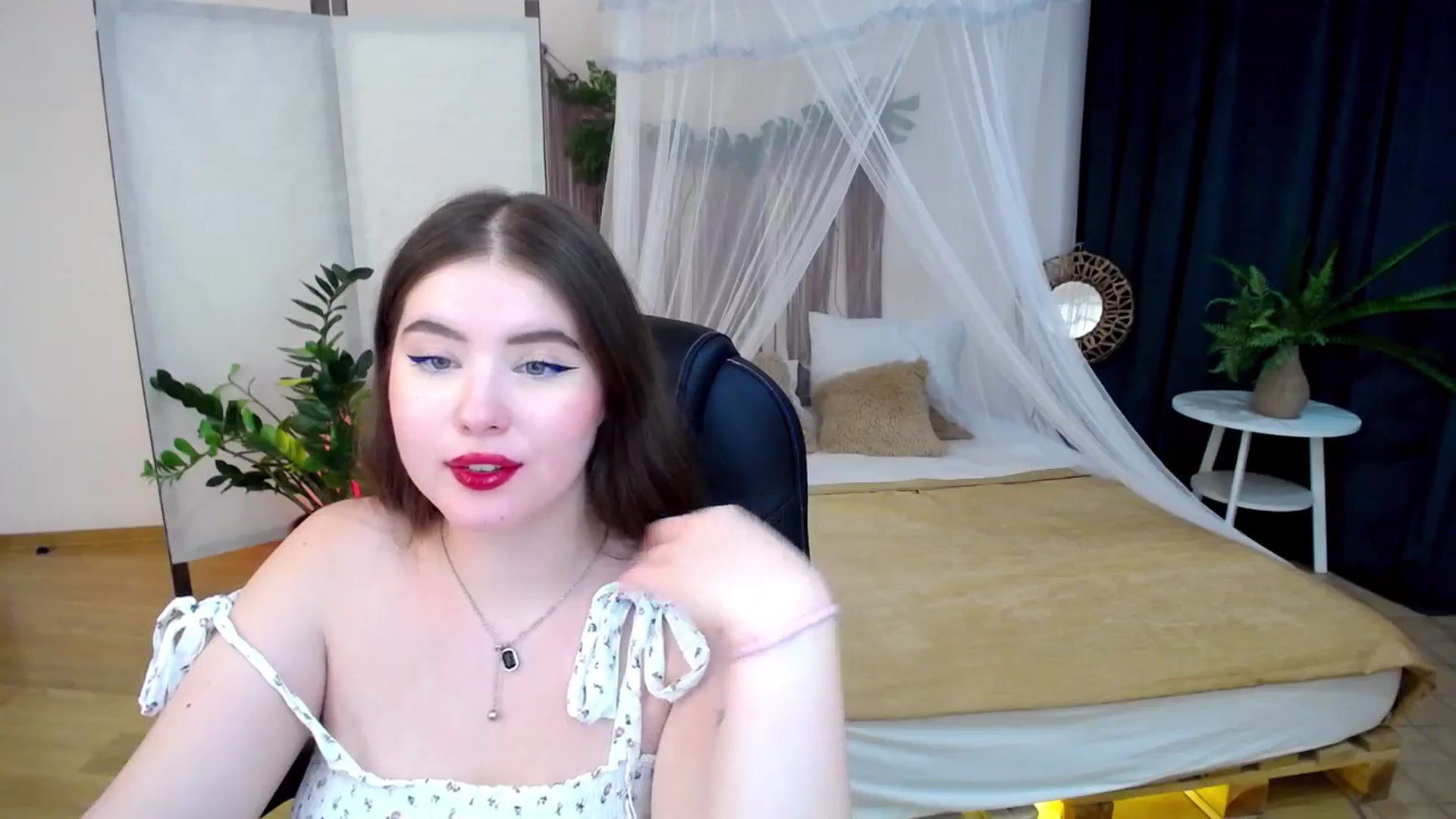 Gallery image thumbnail from AdmireMyEyes's myfreecams stream on, 11/22/2024, 08:44 image 12 of 20