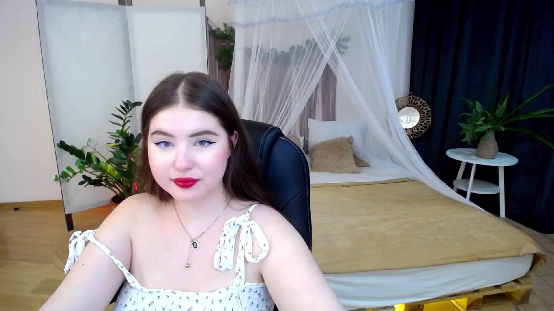 Gallery image thumbnail from AdmireMyEyes's myfreecams stream on, 11/22/2024, 08:44 image 13 of 20