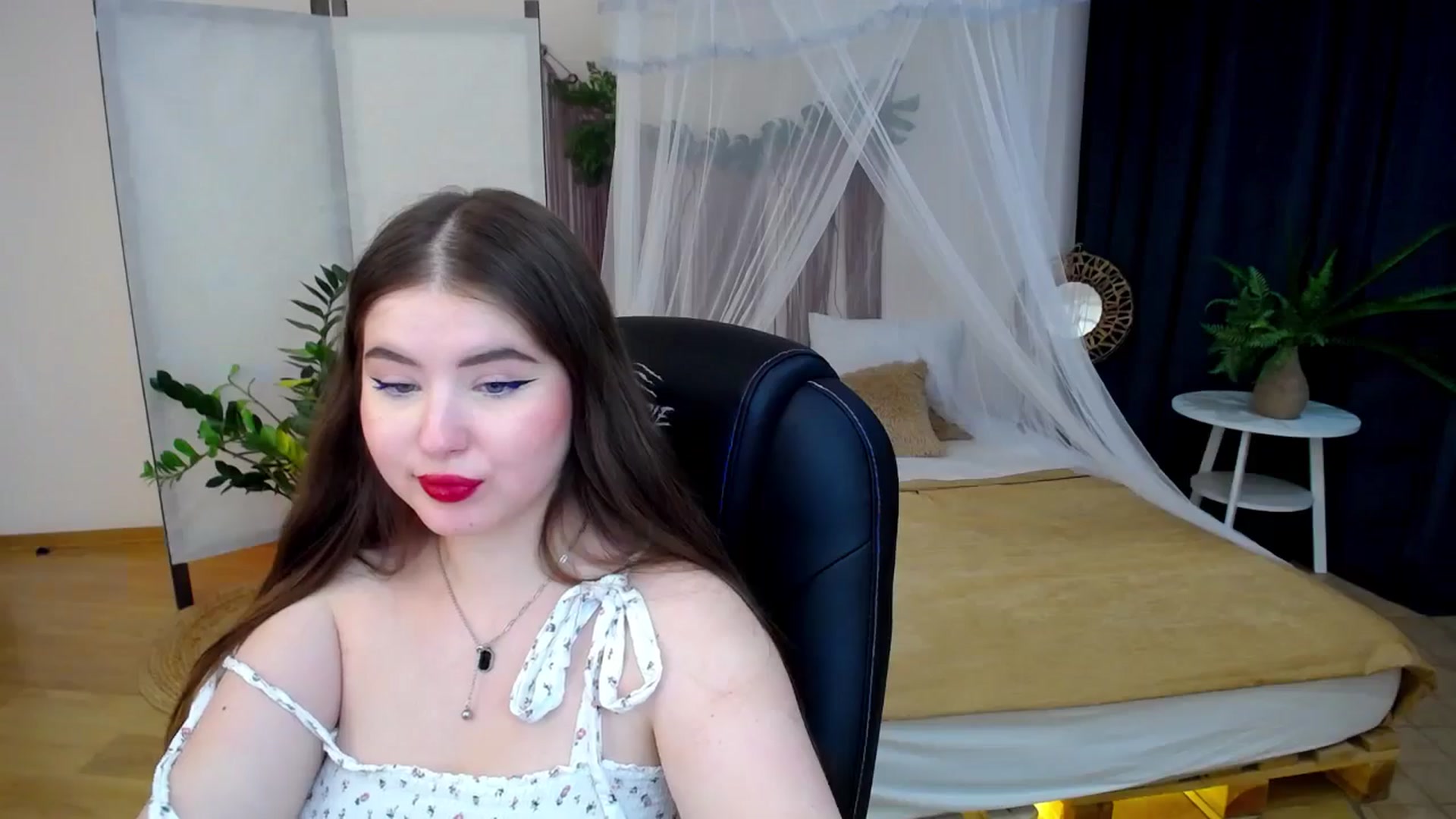 Gallery image thumbnail from AdmireMyEyes's myfreecams stream on, 11/22/2024, 09:48 image 3 of 20
