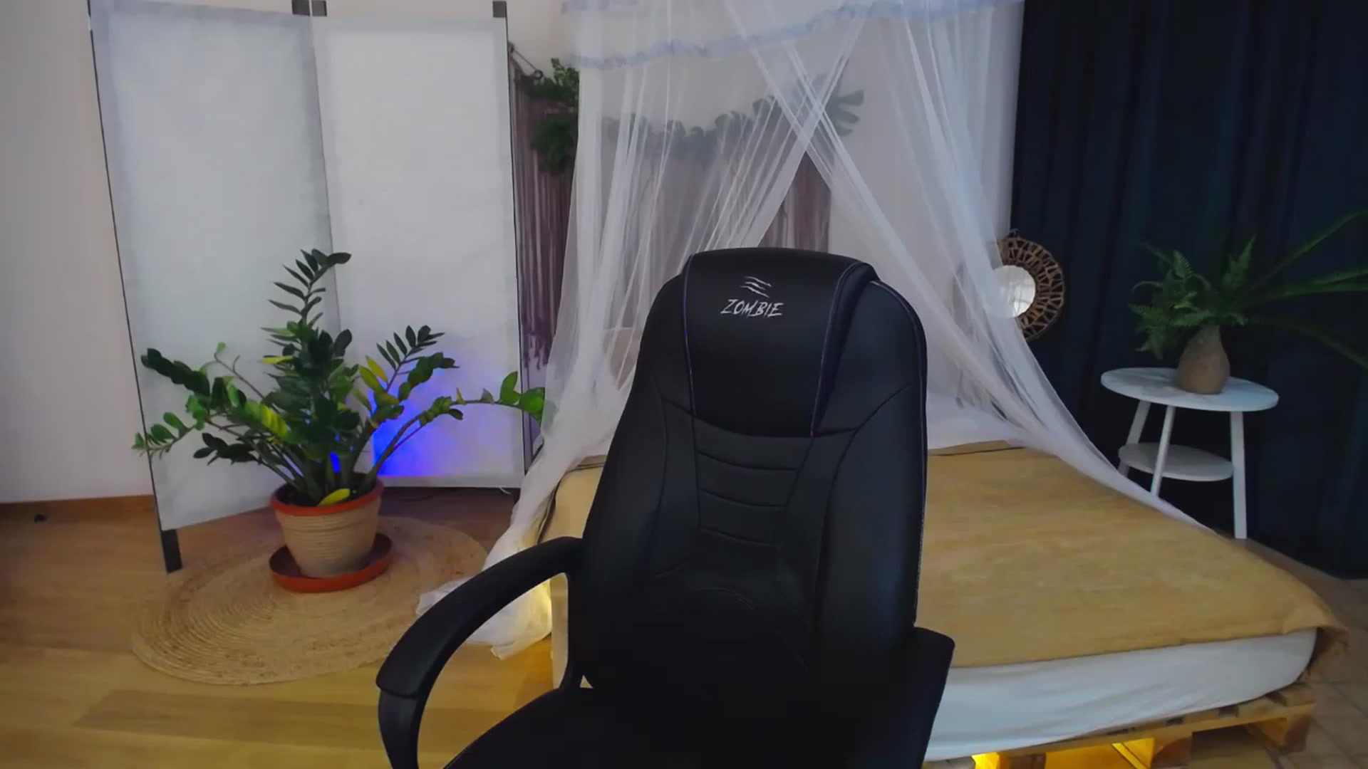 Gallery image thumbnail from AdmireMyEyes's myfreecams stream on, 11/22/2024, 09:48 image 5 of 20