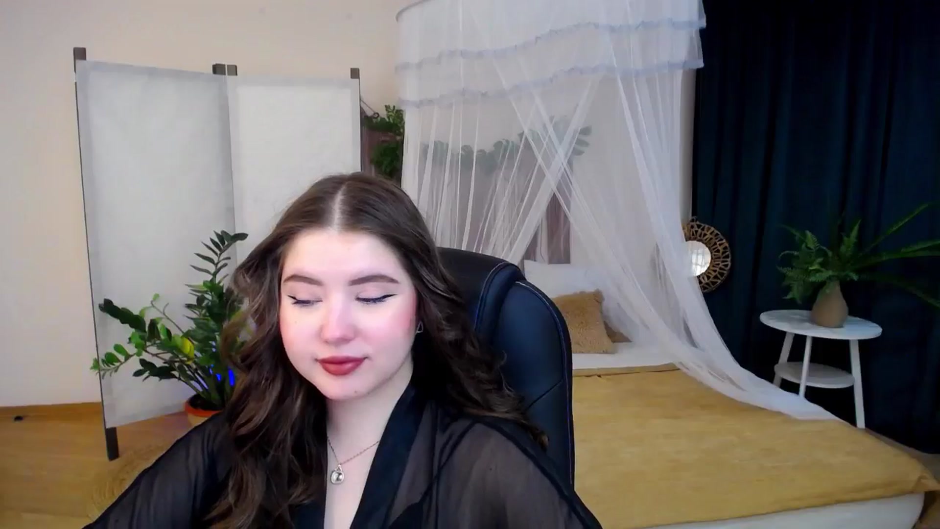Gallery image thumbnail from AdmireMyEyes's myfreecams stream on, 11/25/2024, 04:04 image 12 of 20