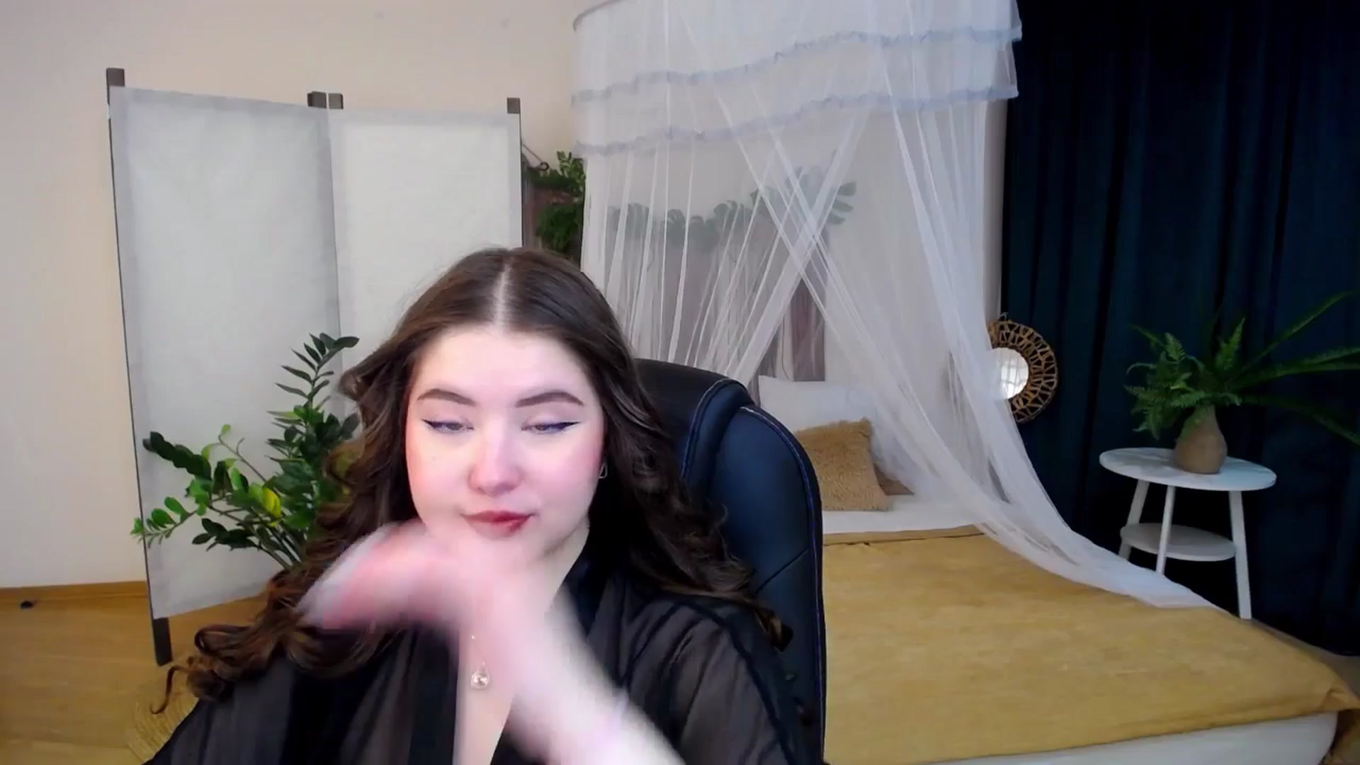 Gallery image thumbnail from AdmireMyEyes's myfreecams stream on, 11/25/2024, 04:04 image 13 of 20